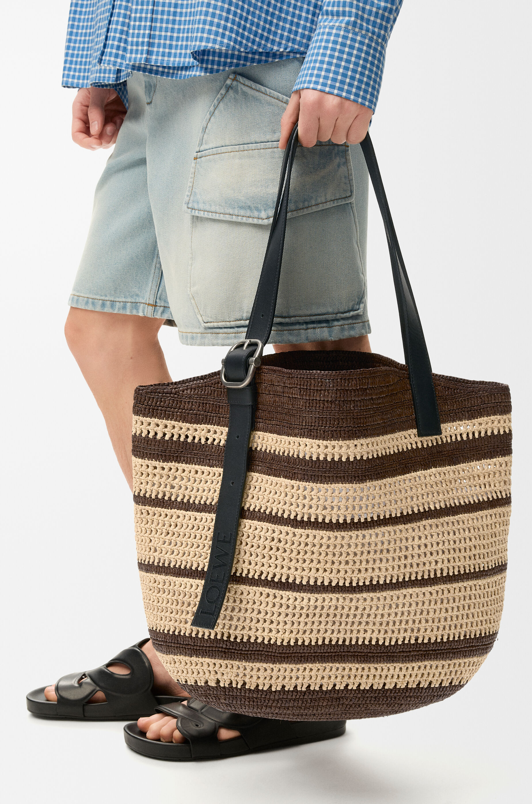 LOEWE Loop basket in raffia Chocolate/Natural