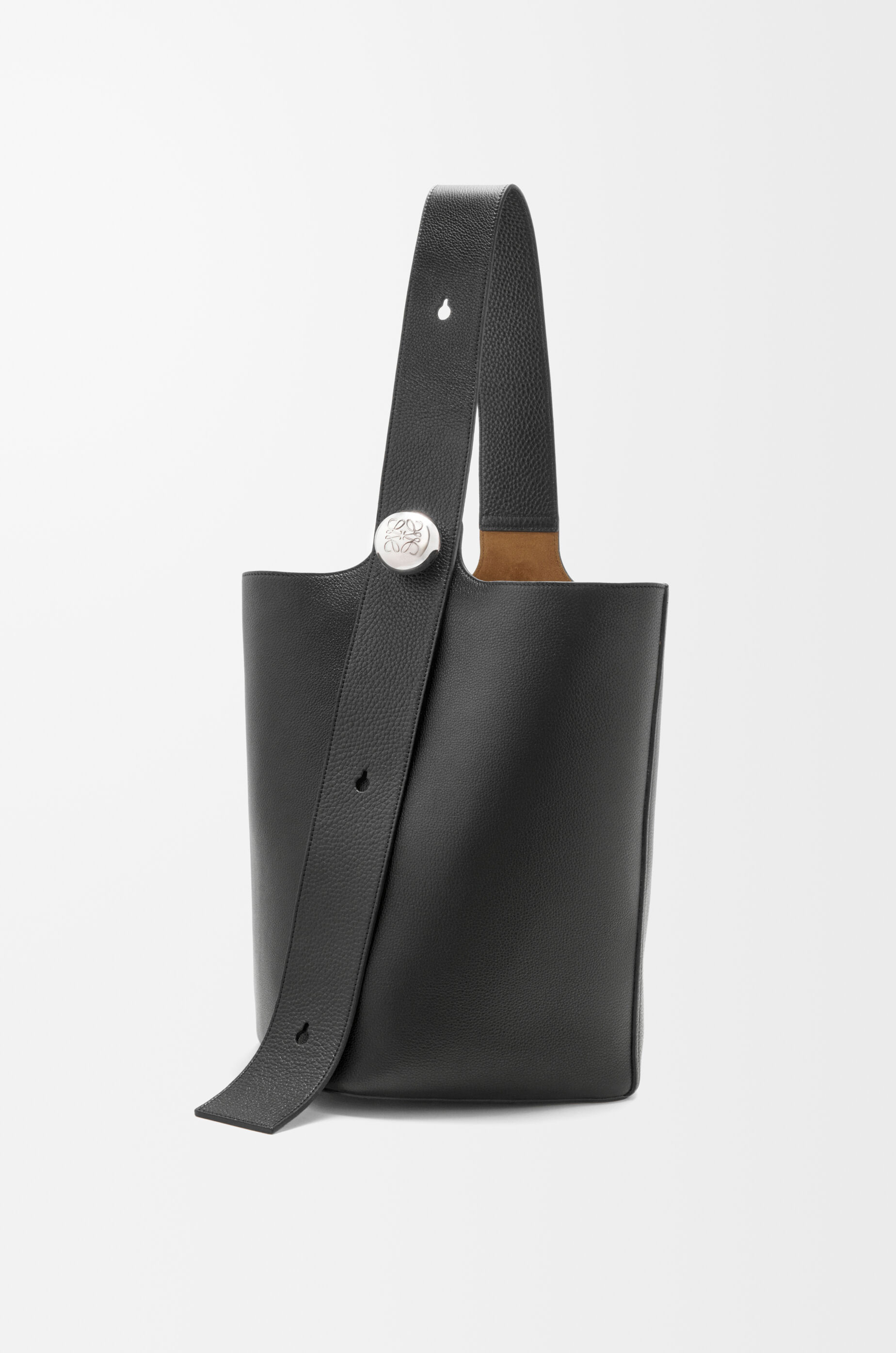 LOEWE Large Pebble bucket in supple grained calfskin Black