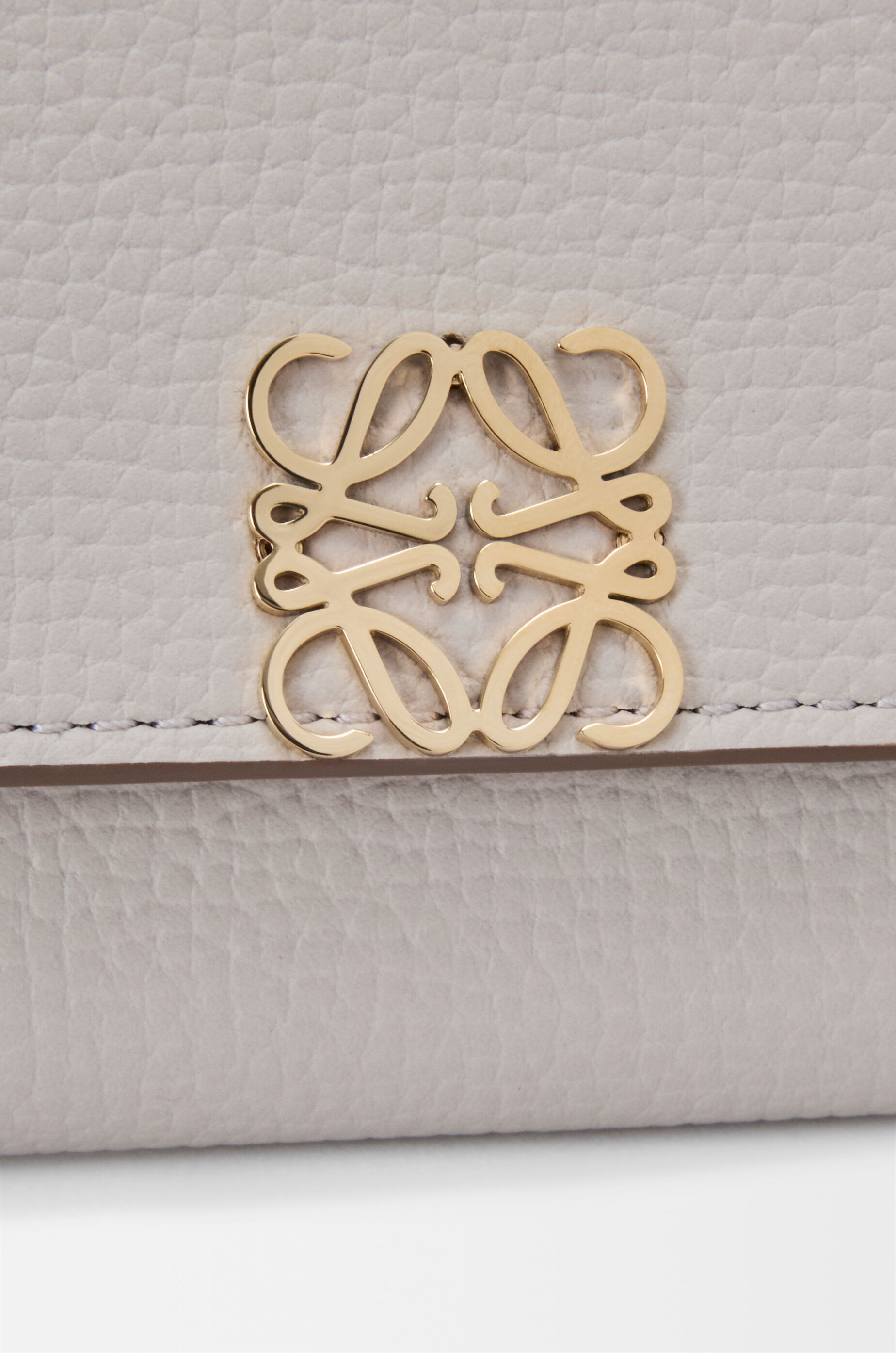 LOEWE Anagram small vertical wallet in pebble grained calfskin Light Ghost Grey