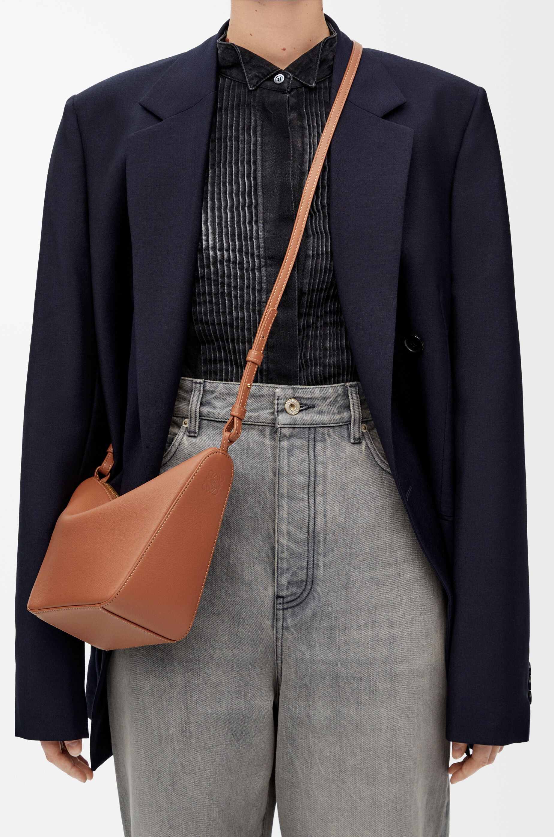 LOEWE Mini Hammock hobo in classic calfskin Tan