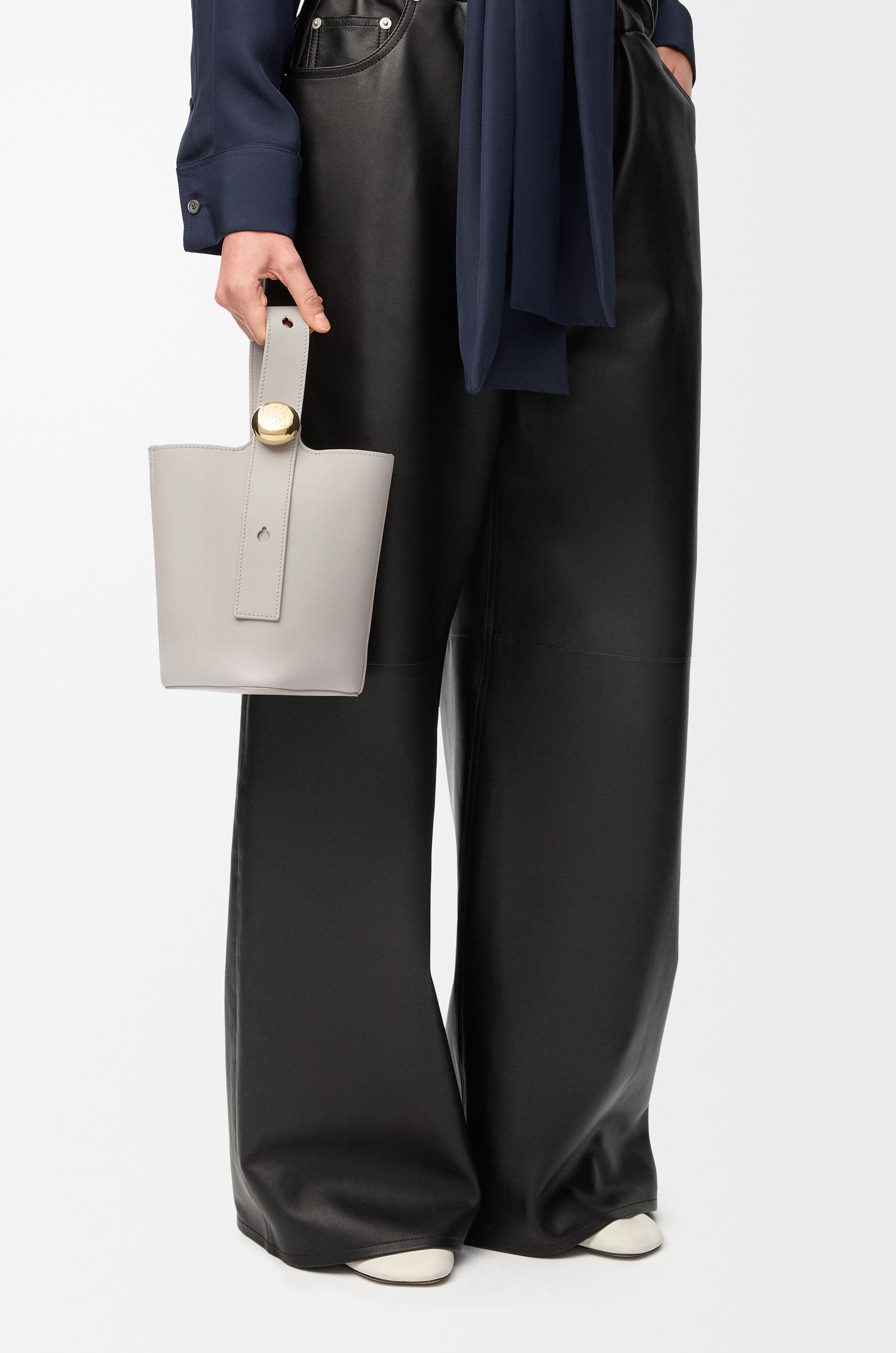 LOEWE Mini Pebble bucket in smooth calfskin Shell Grey