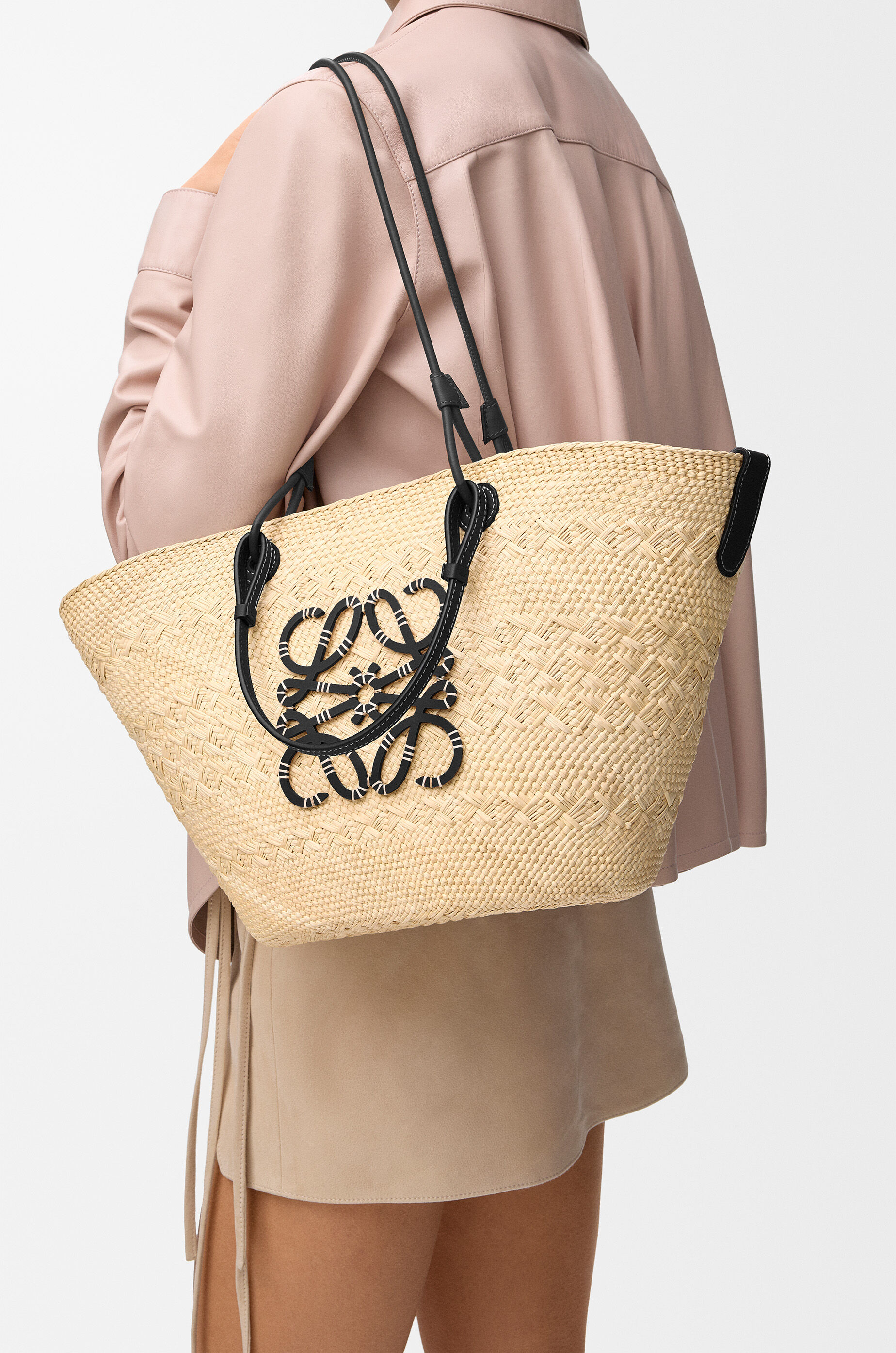 LOEWE Medium Anagram Basket bag in iraca palm and calfskin Natural/Black