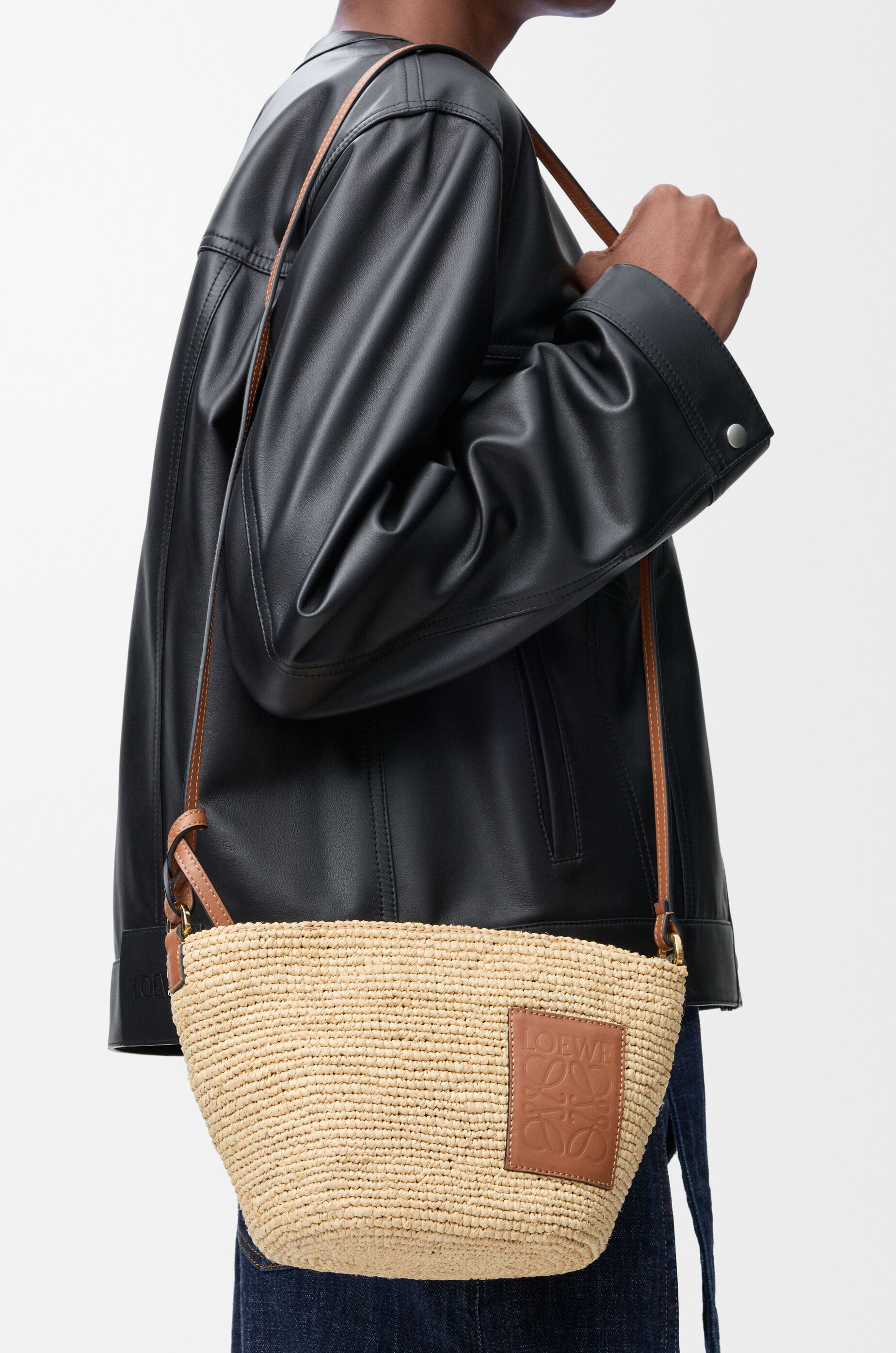 LOEWE Slit pochette bag in raffia and calfskin Natural/Tan