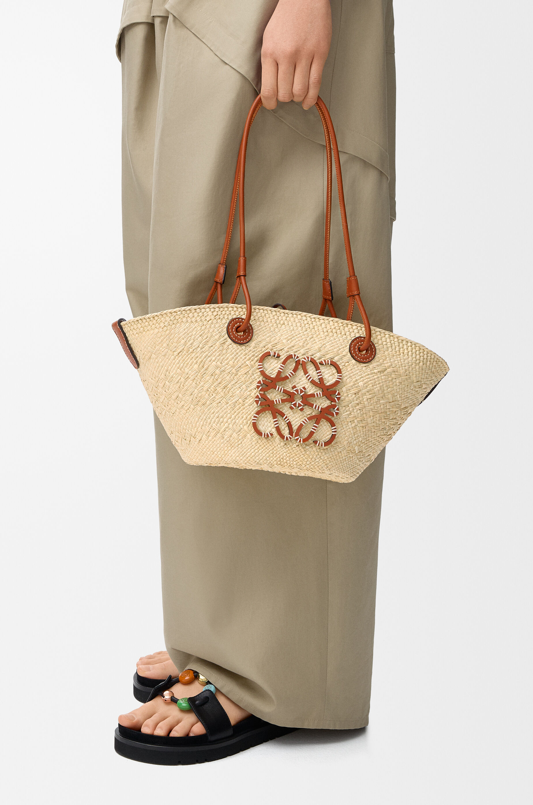 LOEWE Small Anagram basket bag in iraca palm and calfskin Natural/Tan