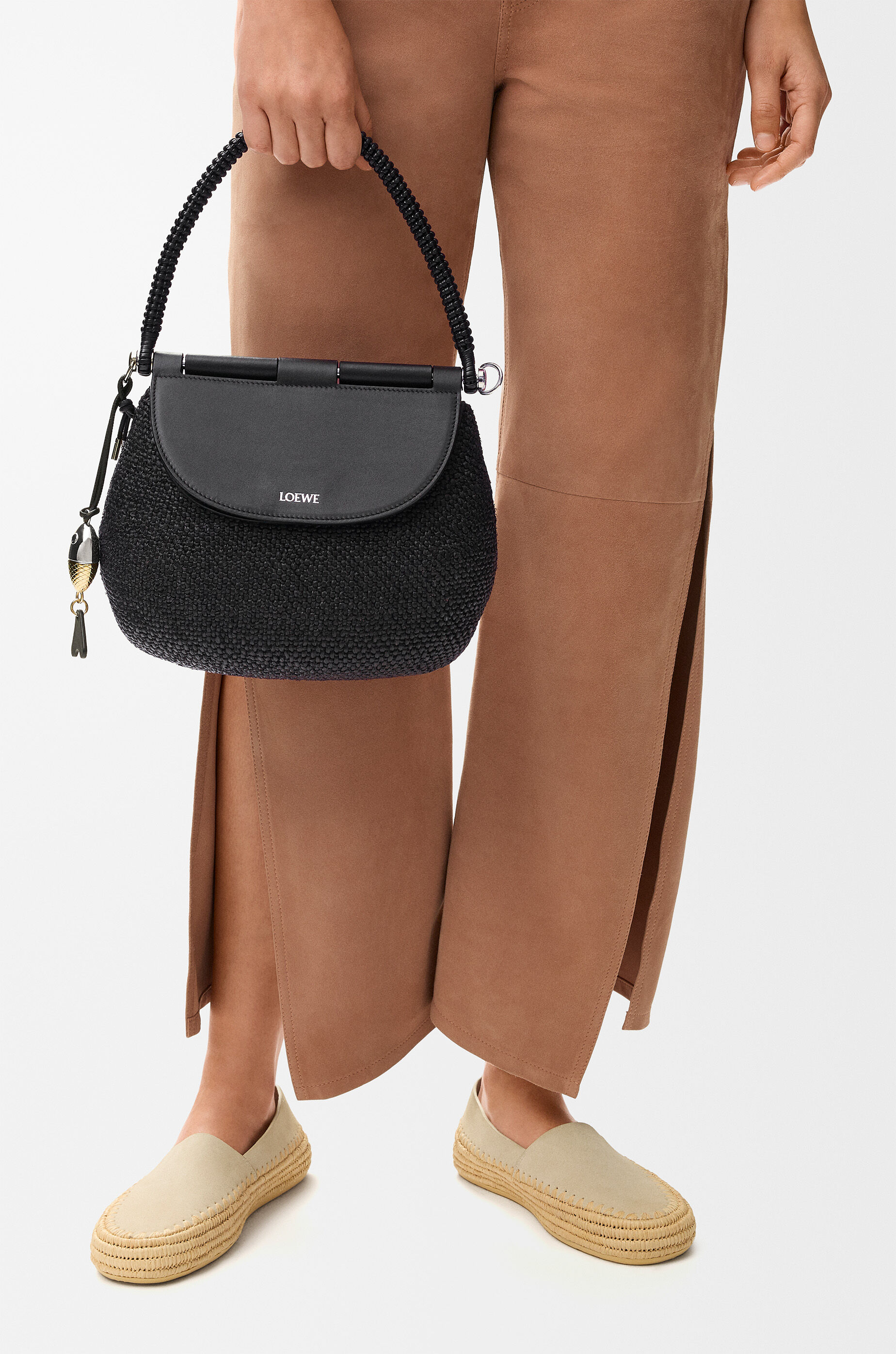 LOEWE Medium Pescador bag in raffia and calfskin Black