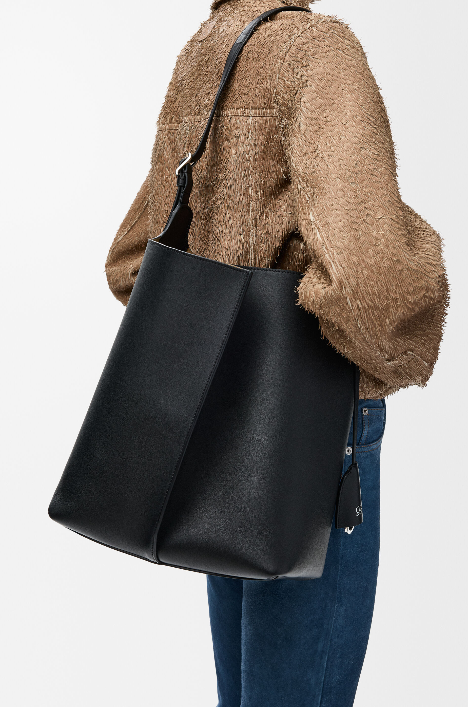 LOEWE Large Bilbao bucket in smooth calfskin Black