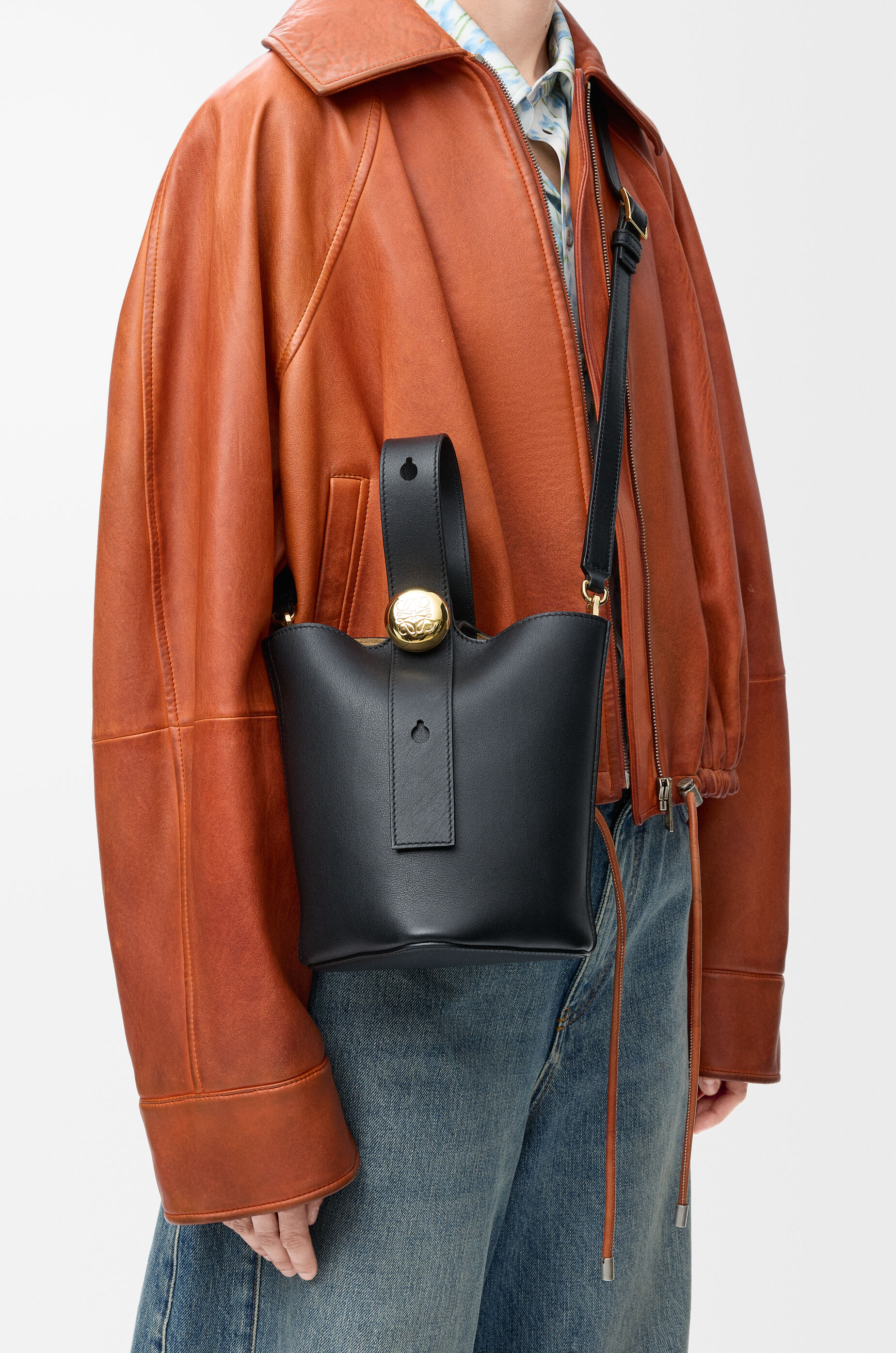 LOEWE Mini Pebble bucket in smooth calfskin Black