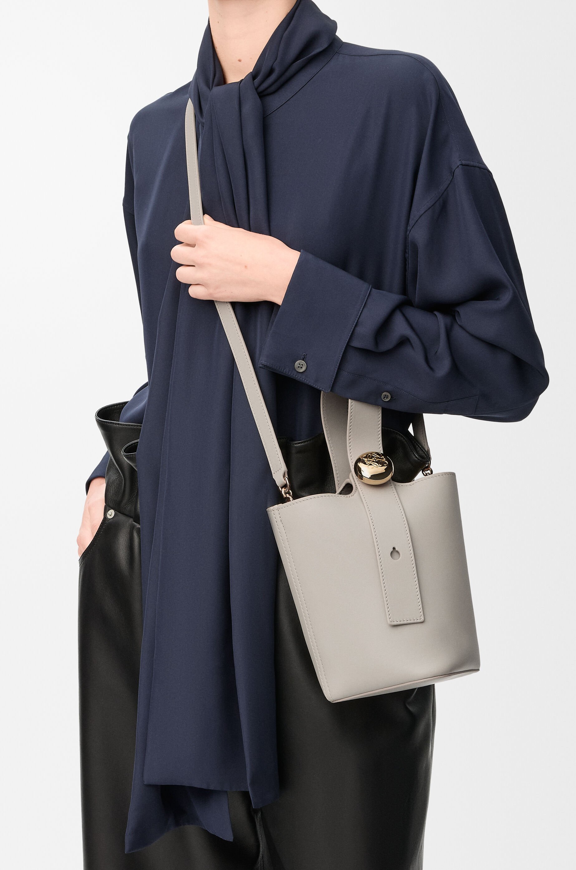 LOEWE Mini Pebble bucket in smooth calfskin Shell Grey