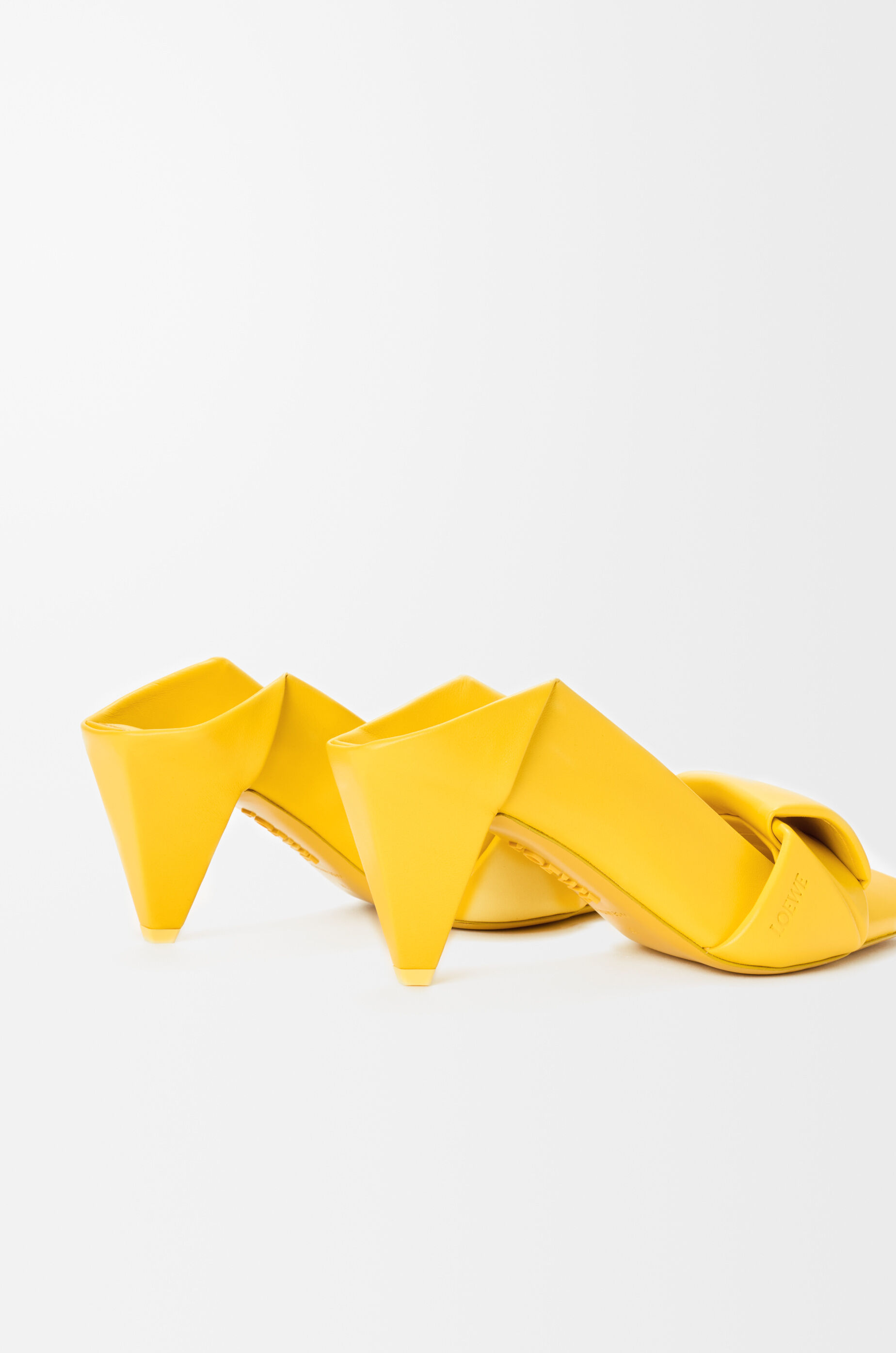 LOEWE Pump Origami con flap posteriore in pelle di agnello Yellow Sunshine