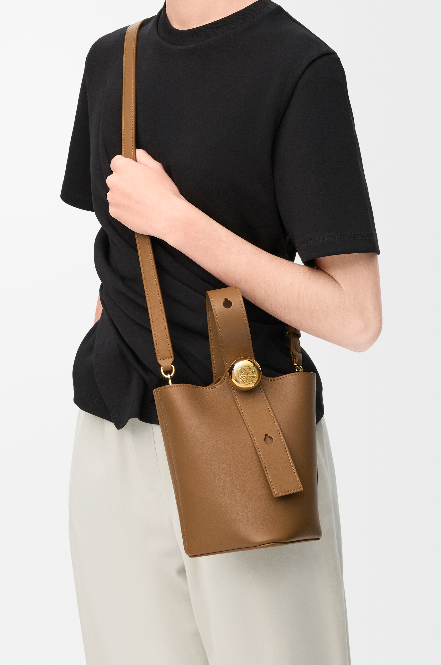 LOEWE Mini Pebble bucket in smooth calfskin Oak