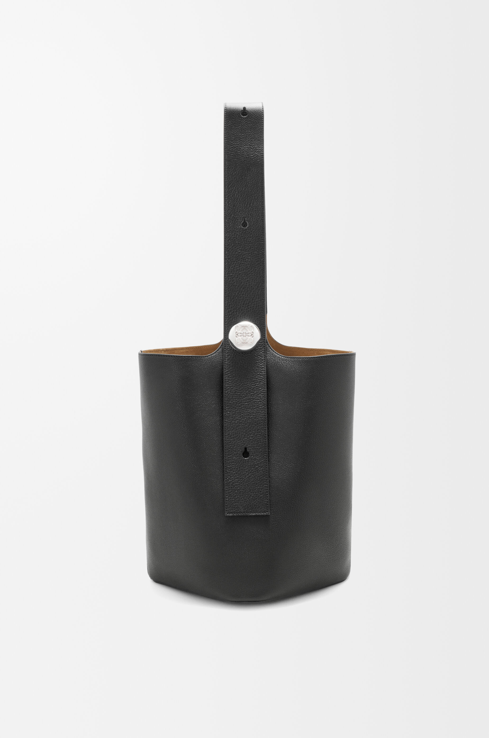 LOEWE Large Pebble bucket in supple grained calfskin Black