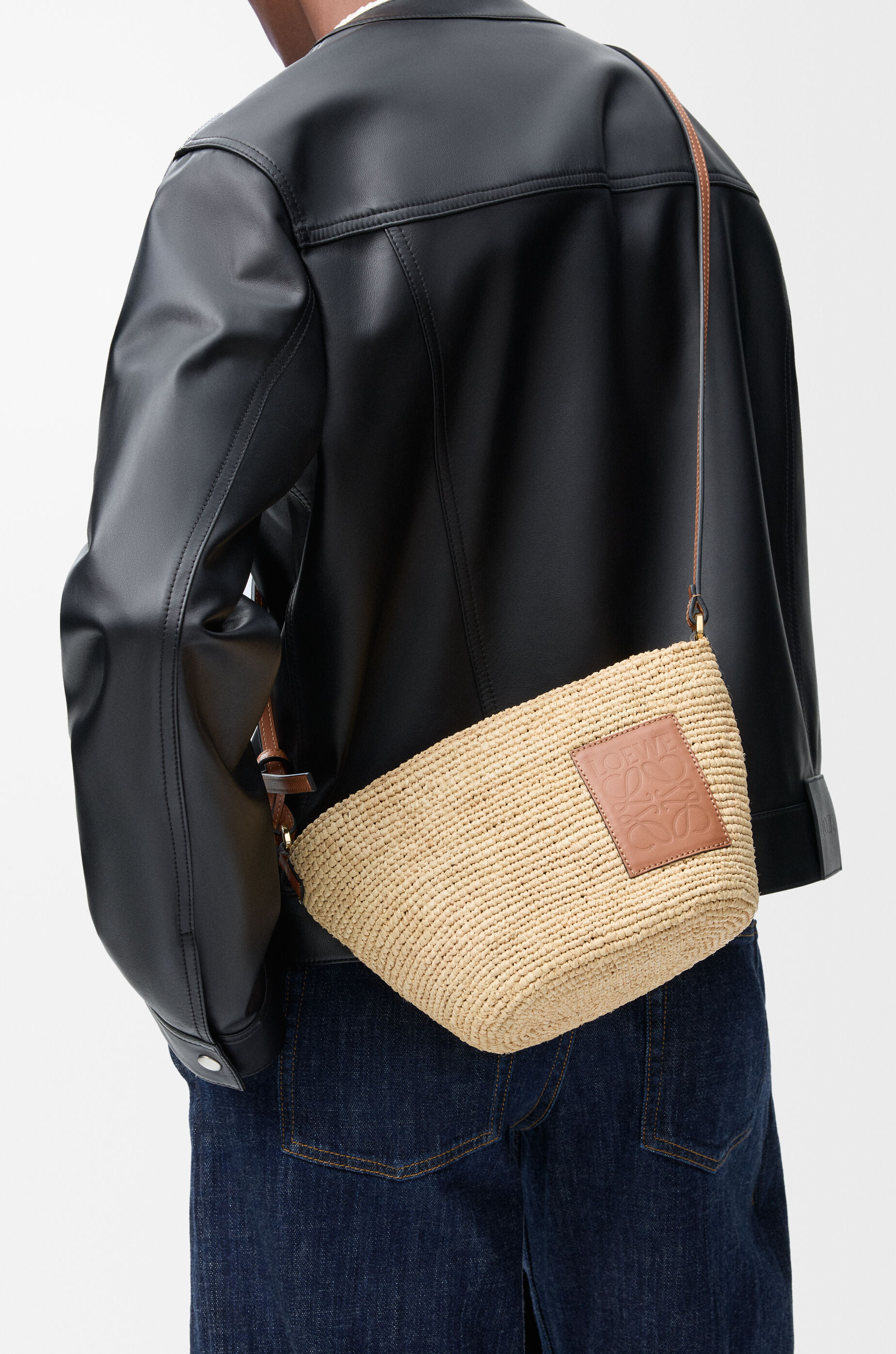 LOEWE Slit pochette bag in raffia and calfskin Natural/Tan