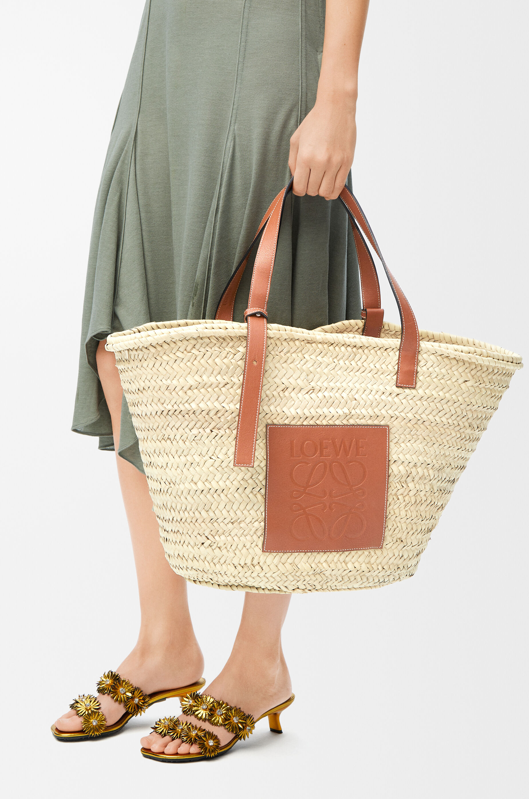 LOEWE Large Classic Basket in palm leaf and calfskin Natural/Tan