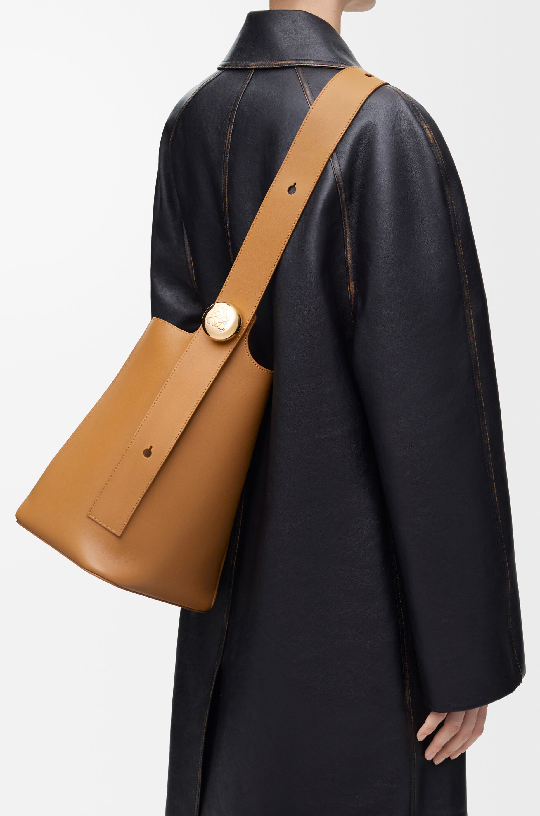 LOEWE Medium Pebble bucket in smooth calfskin Oak