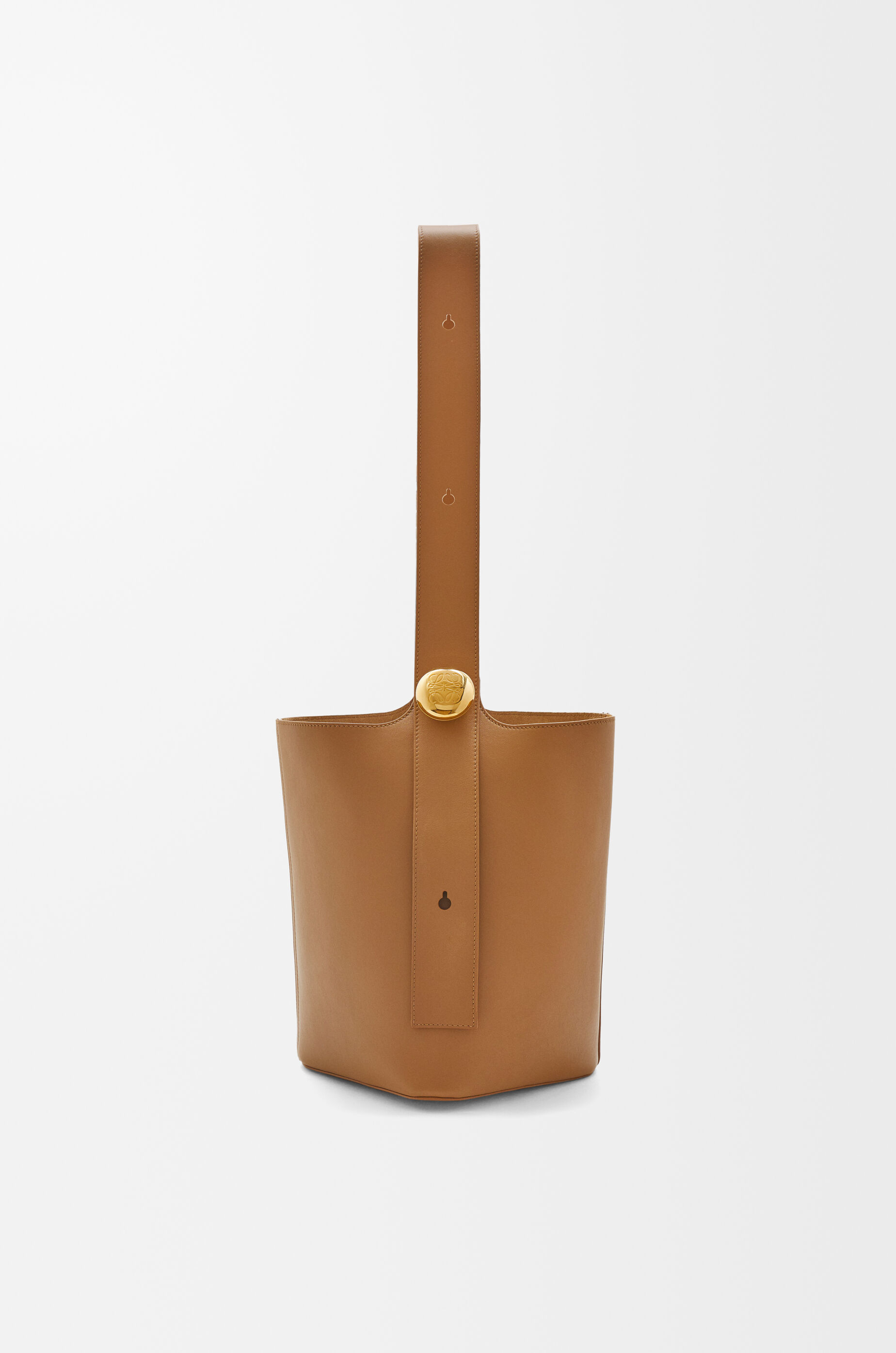 LOEWE Medium Pebble bucket in smooth calfskin Oak