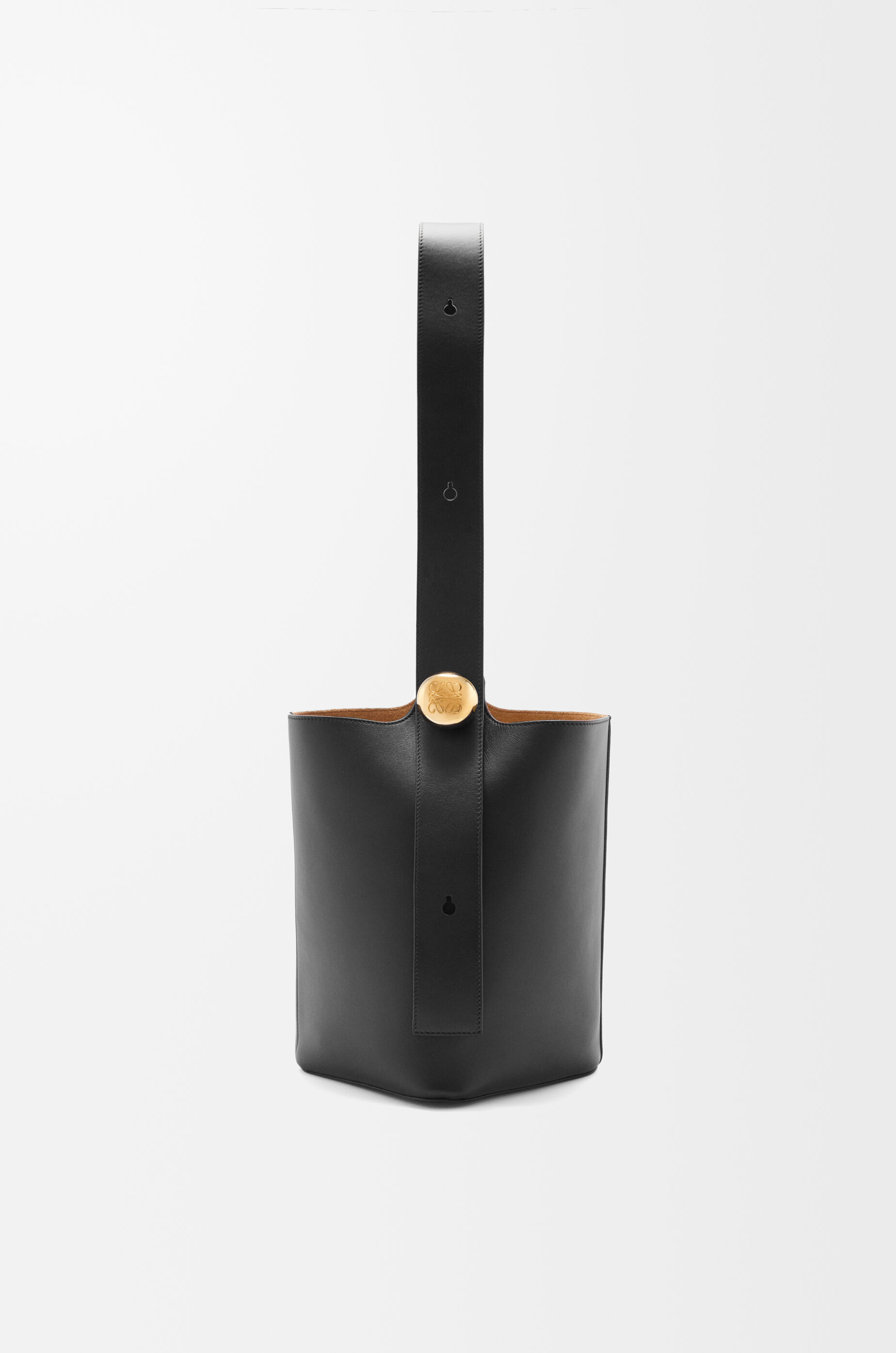 LOEWE Medium Pebble bucket in smooth calfskin Black