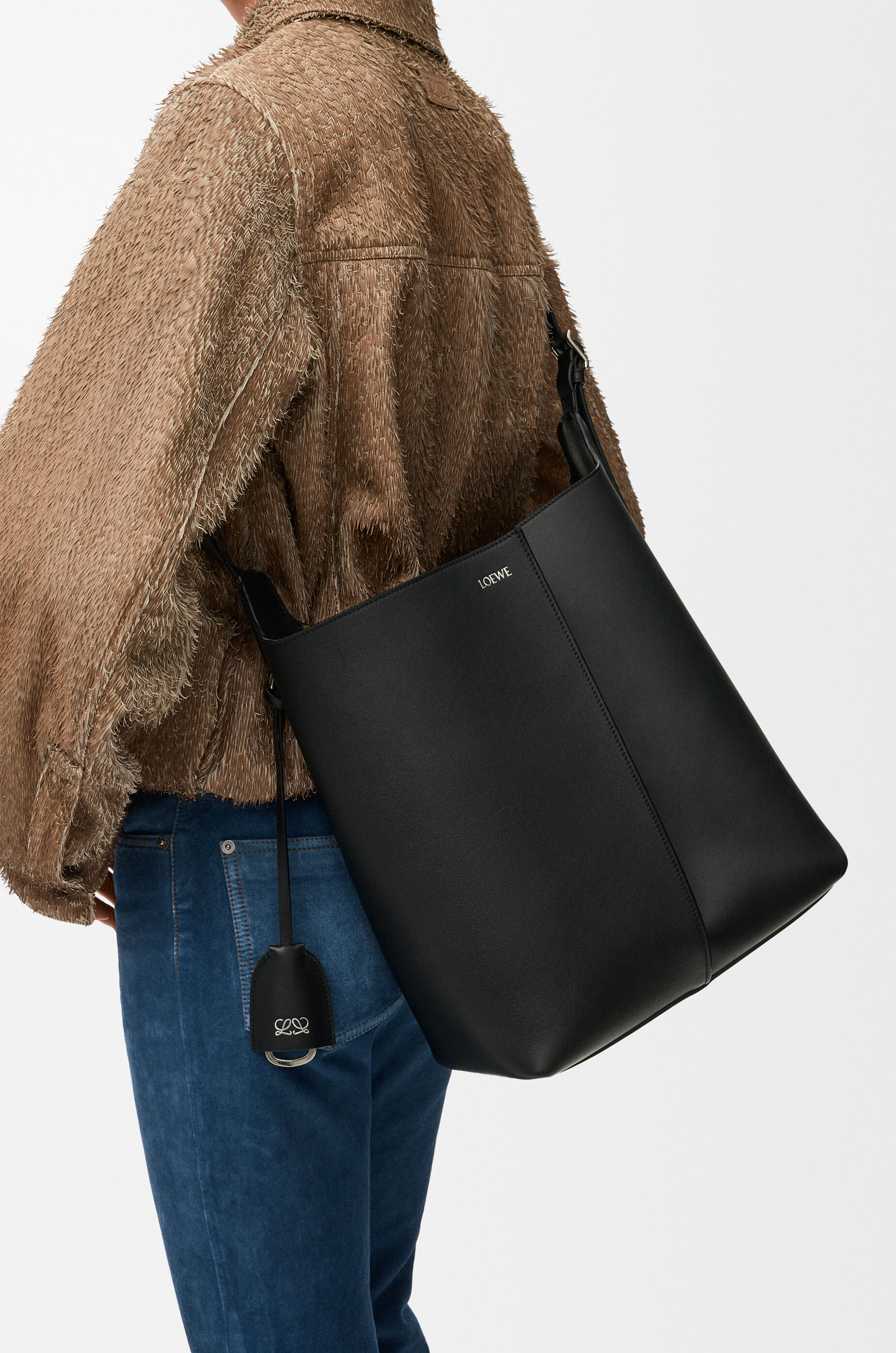 LOEWE Large Bilbao bucket in smooth calfskin Black