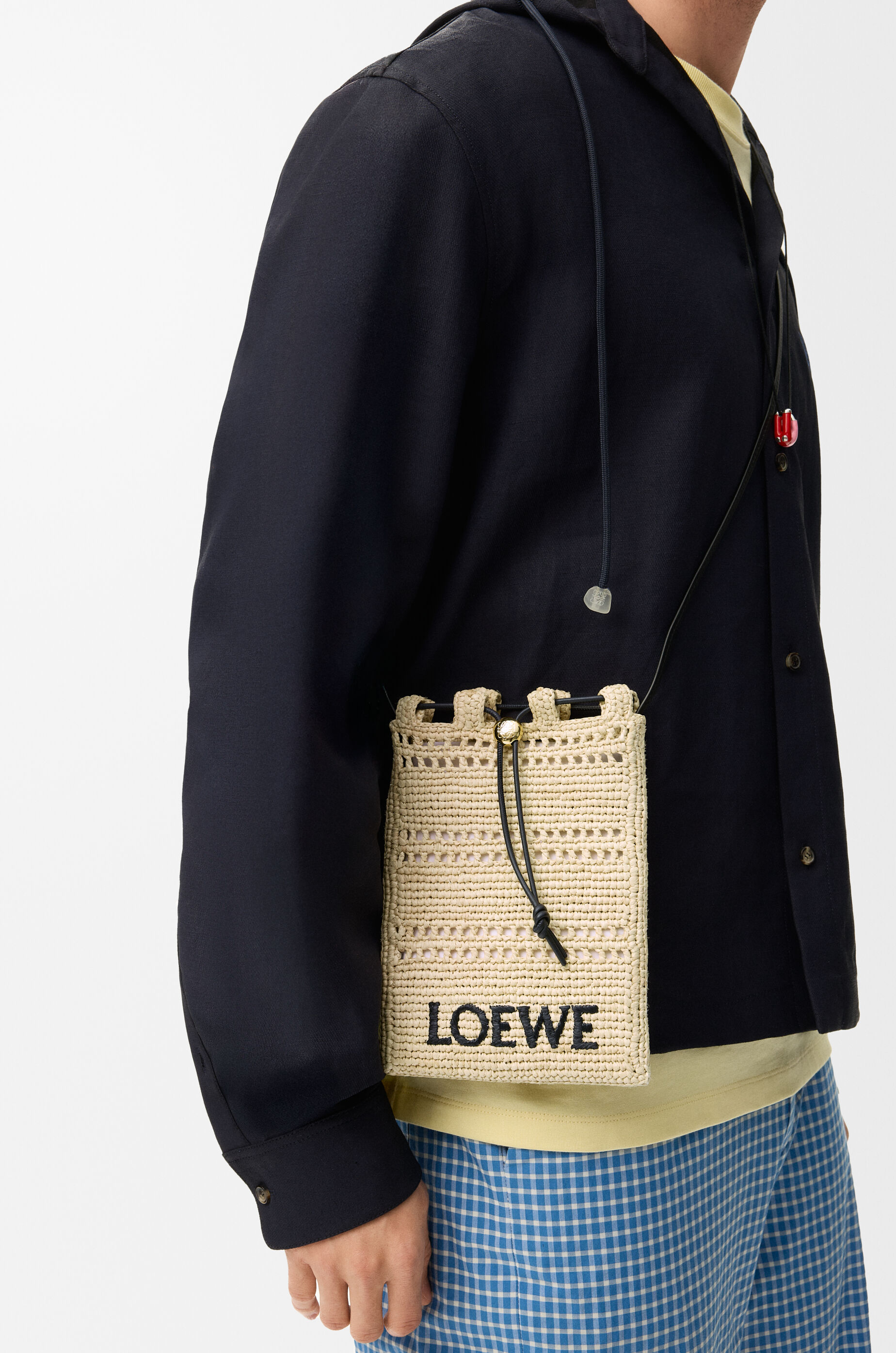 LOEWE Drawstring pocket in raffia Natural/Black