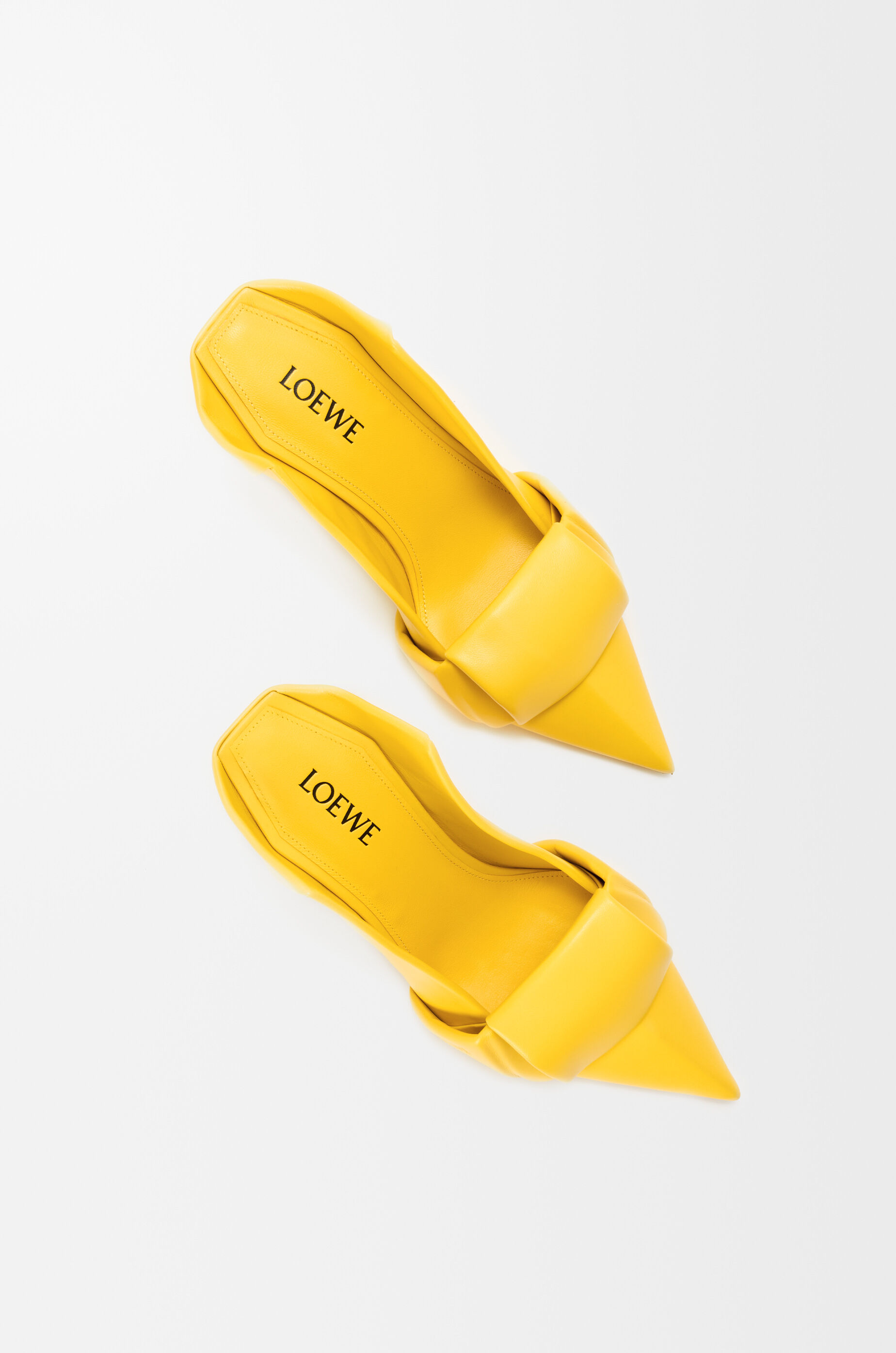 LOEWE Pump Origami con flap posteriore in pelle di agnello Yellow Sunshine