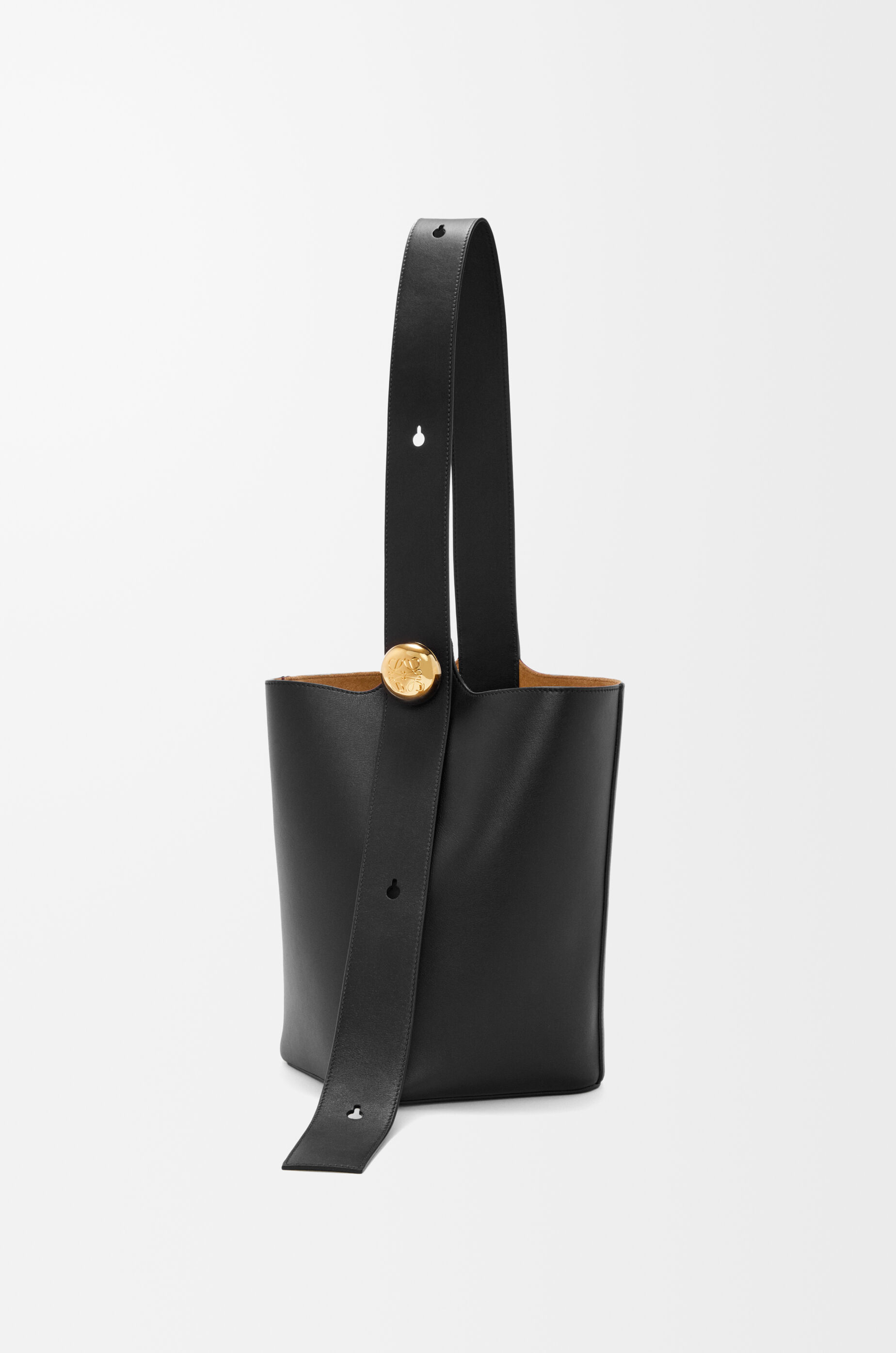 LOEWE Medium Pebble bucket in smooth calfskin Black
