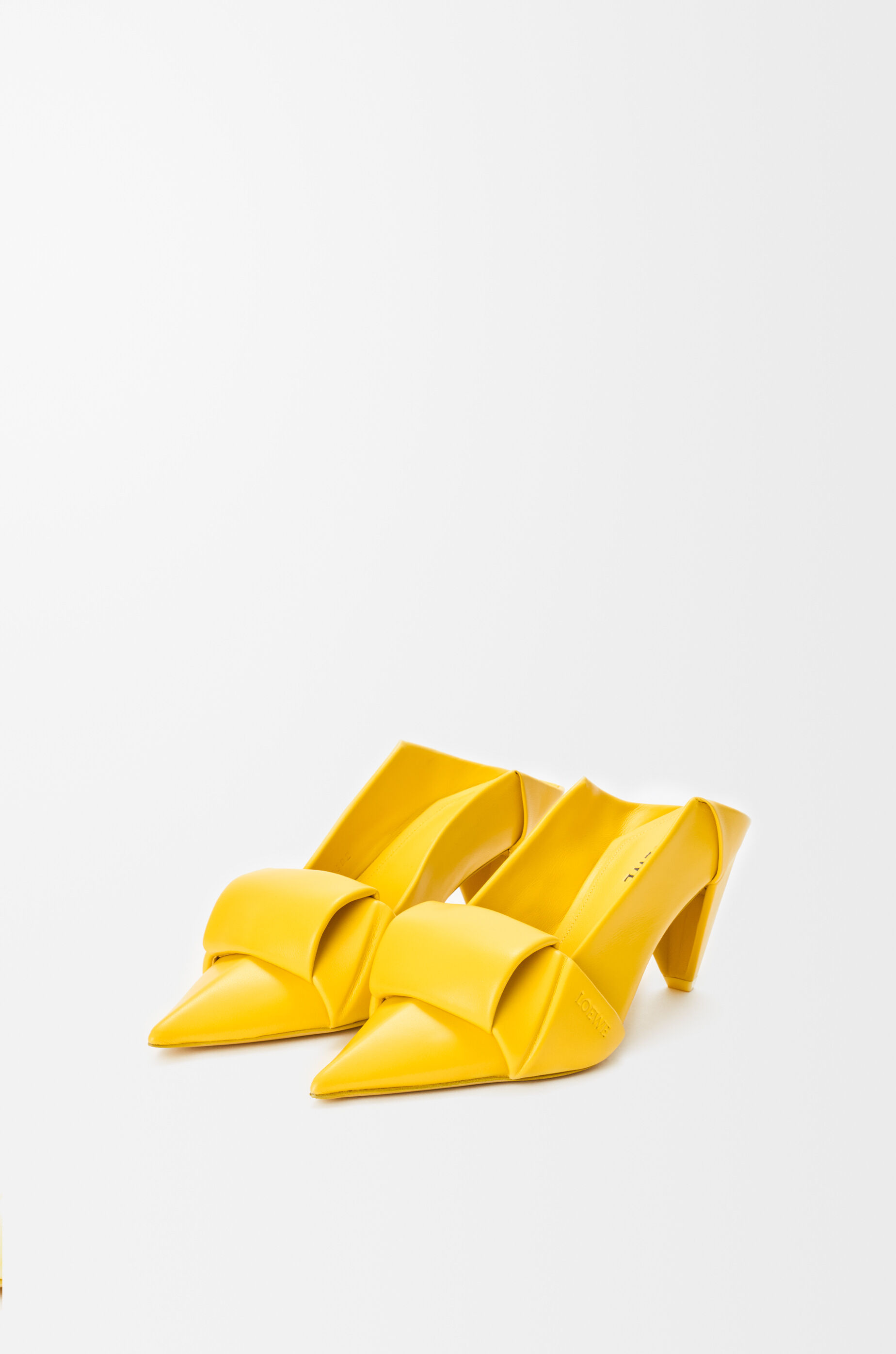 LOEWE Pump Origami con flap posteriore in pelle di agnello Yellow Sunshine