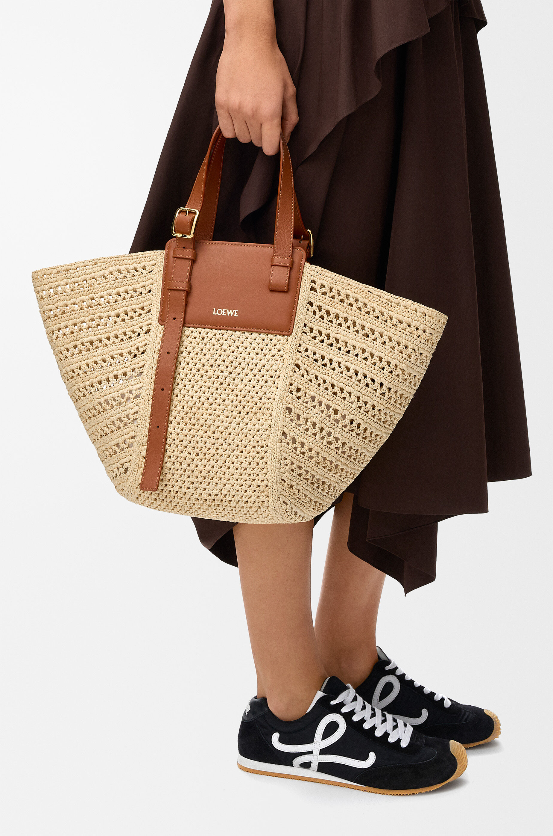 LOEWE Medium Hammock cabas in raffia and calfskin Natural/Tan