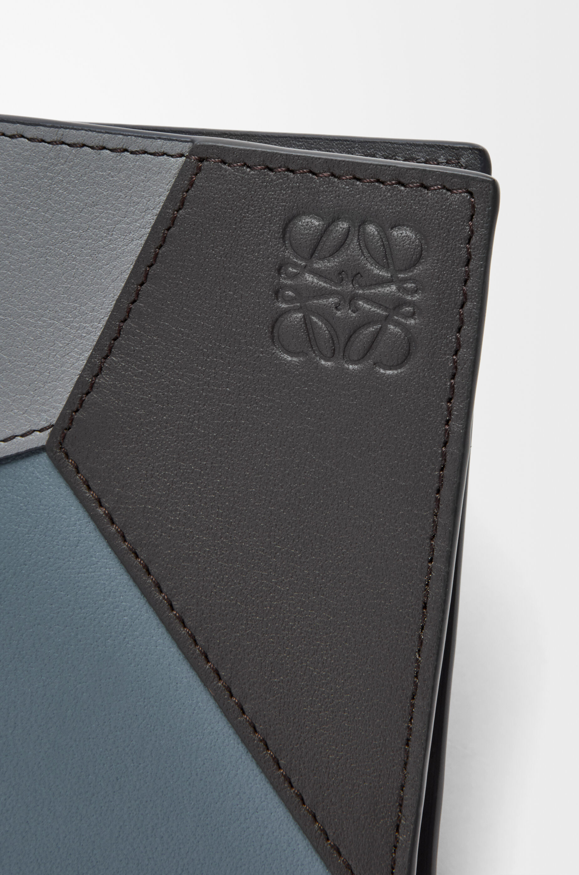 LOEWE Puzzle bifold cardholder in classic calfskin Asphalt Grey/Storm Blue