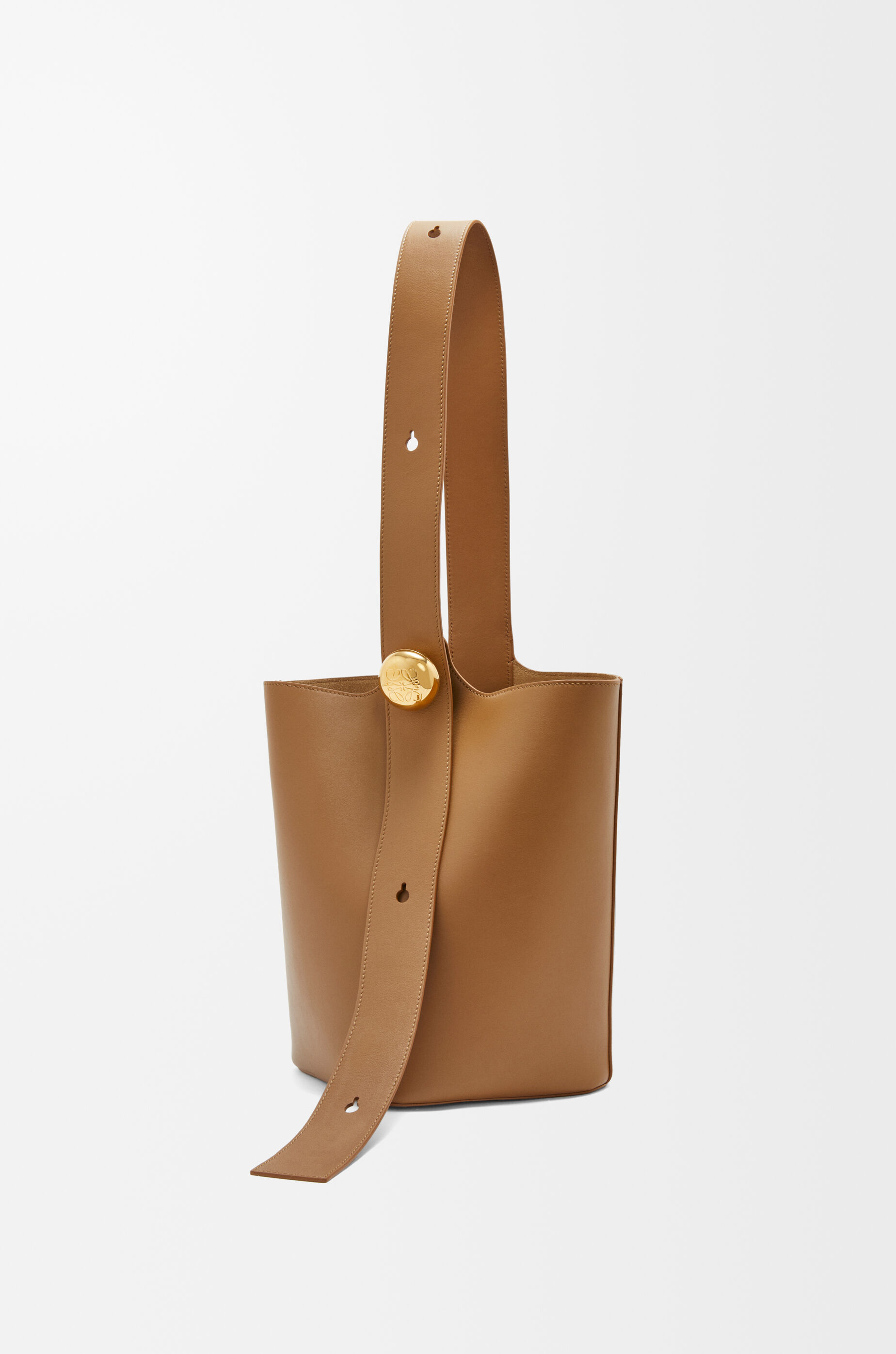 LOEWE Medium Pebble bucket in smooth calfskin Oak