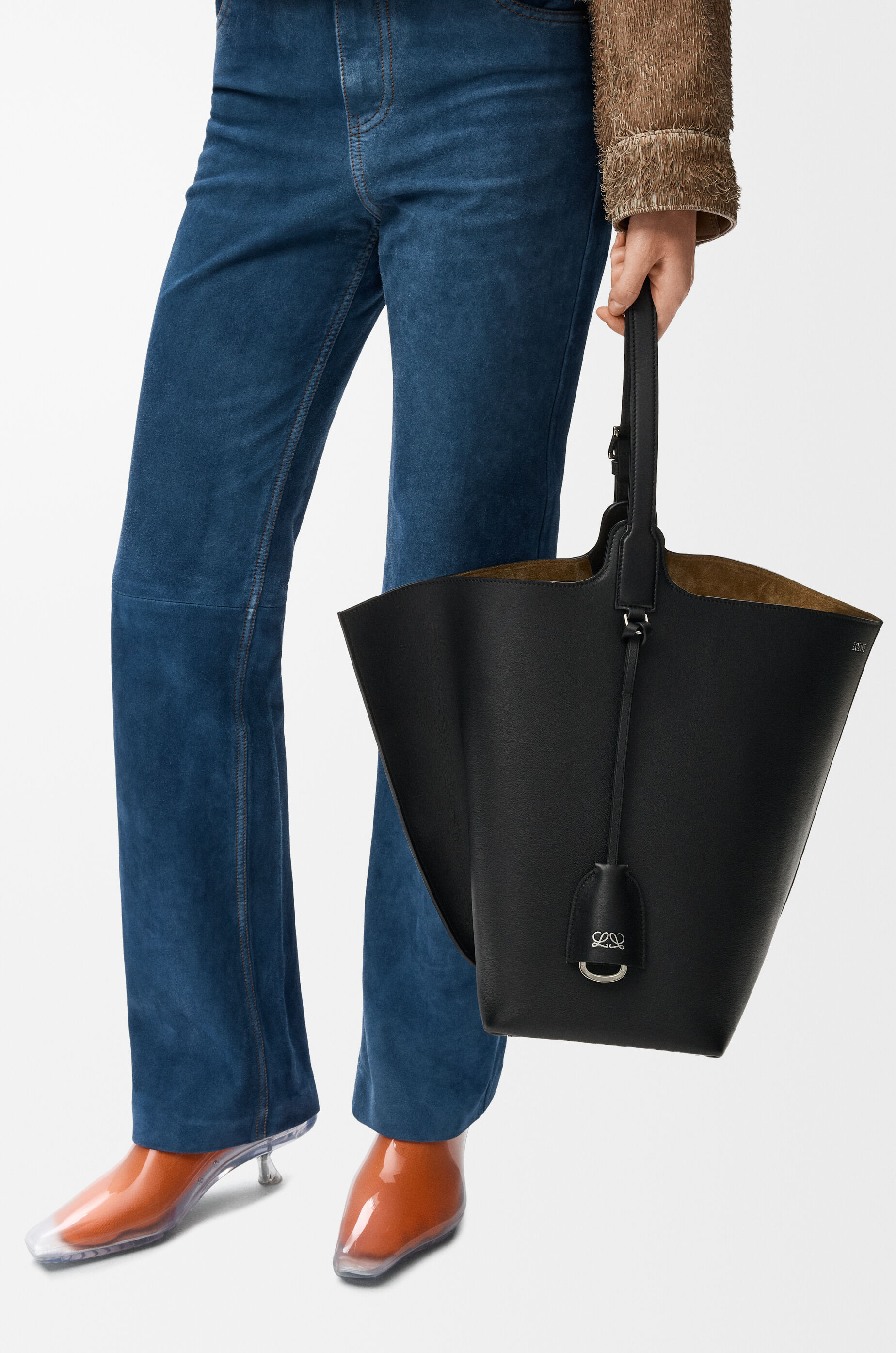 LOEWE Large Bilbao bucket in smooth calfskin Black