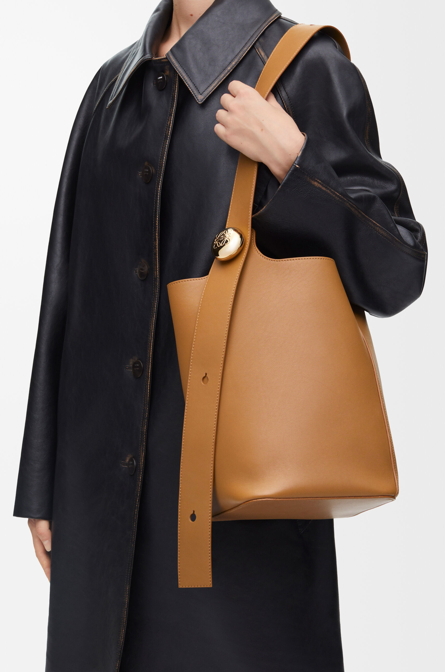 LOEWE Medium Pebble bucket in smooth calfskin Oak