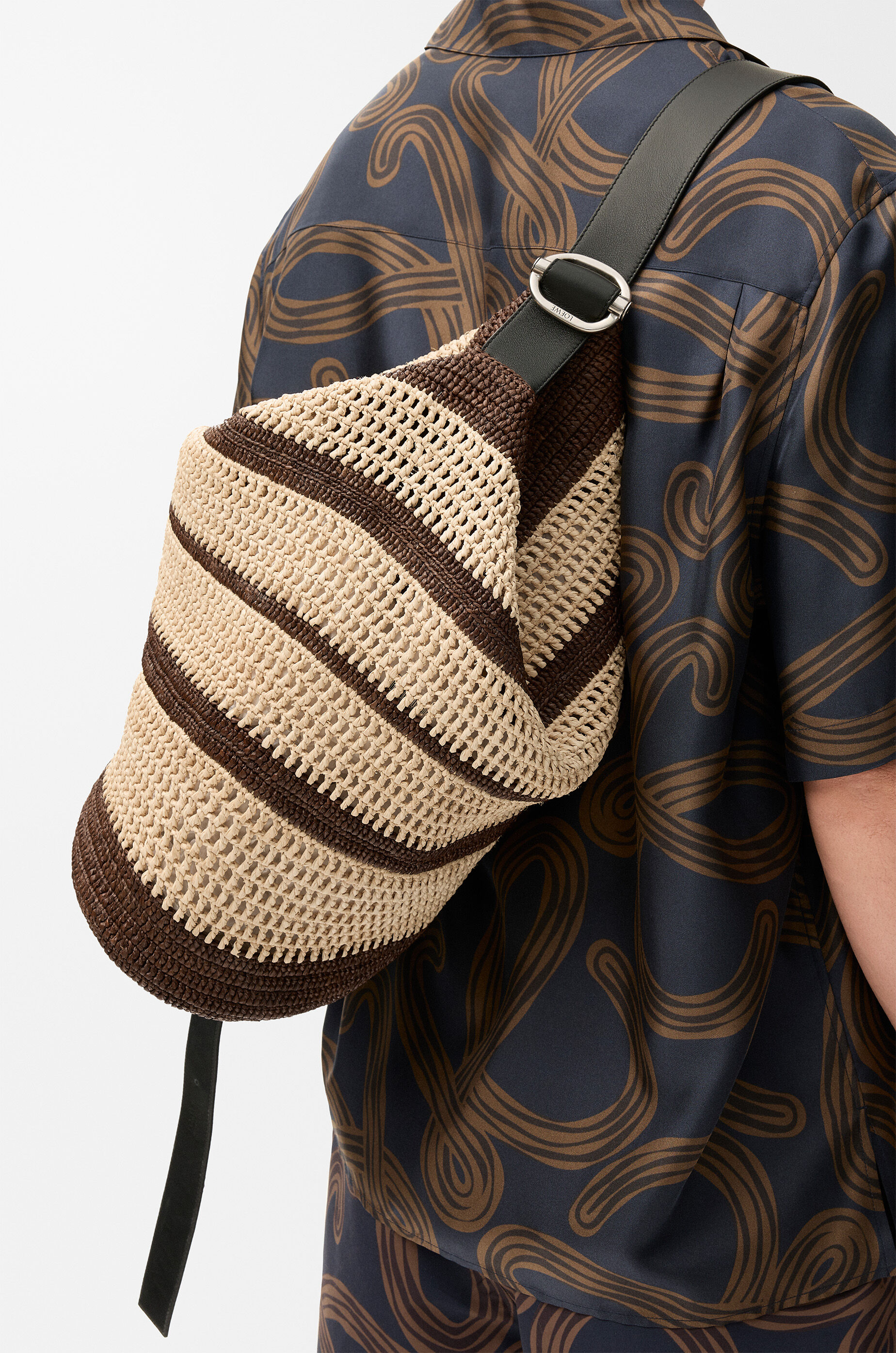 LOEWE Loop bucket in raffia Chocolate/Natural