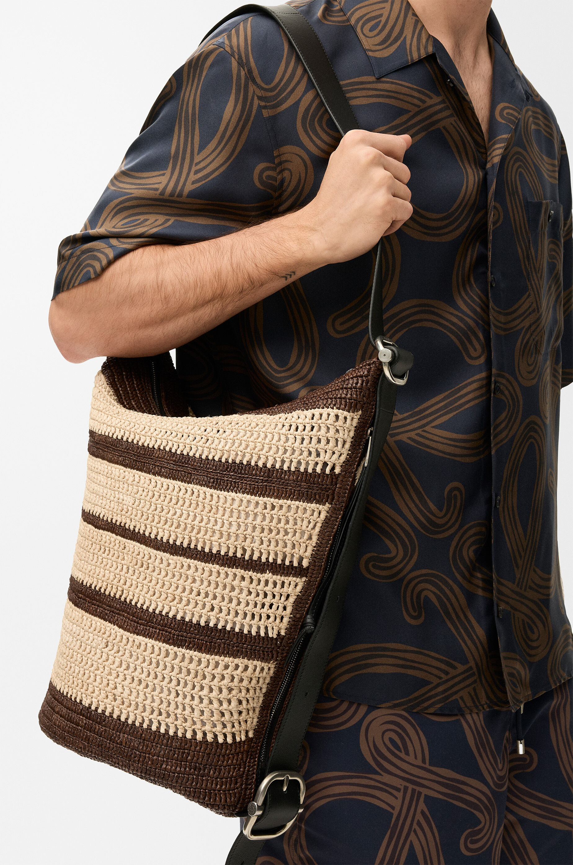 LOEWE Loop bucket in raffia Chocolate/Natural
