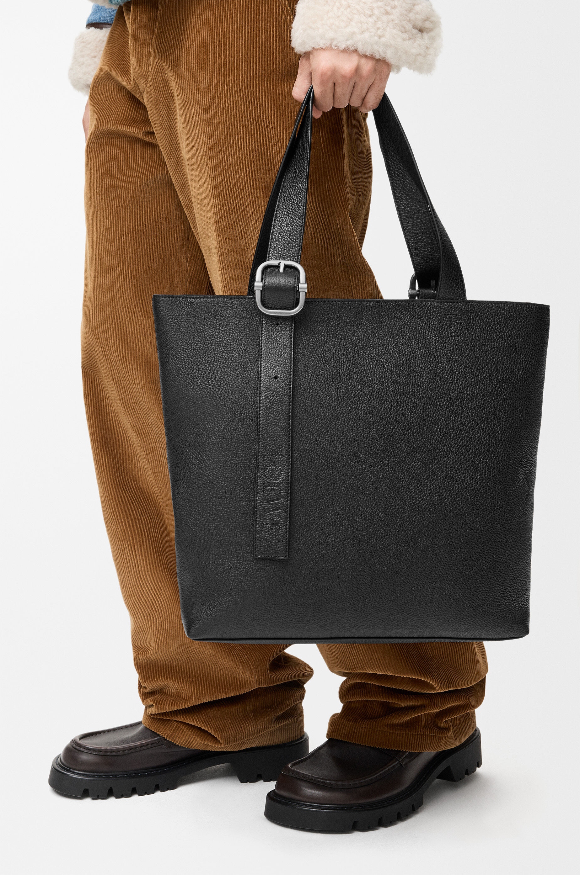 LOEWE Loop zipped tote in supple grained calfskin Black