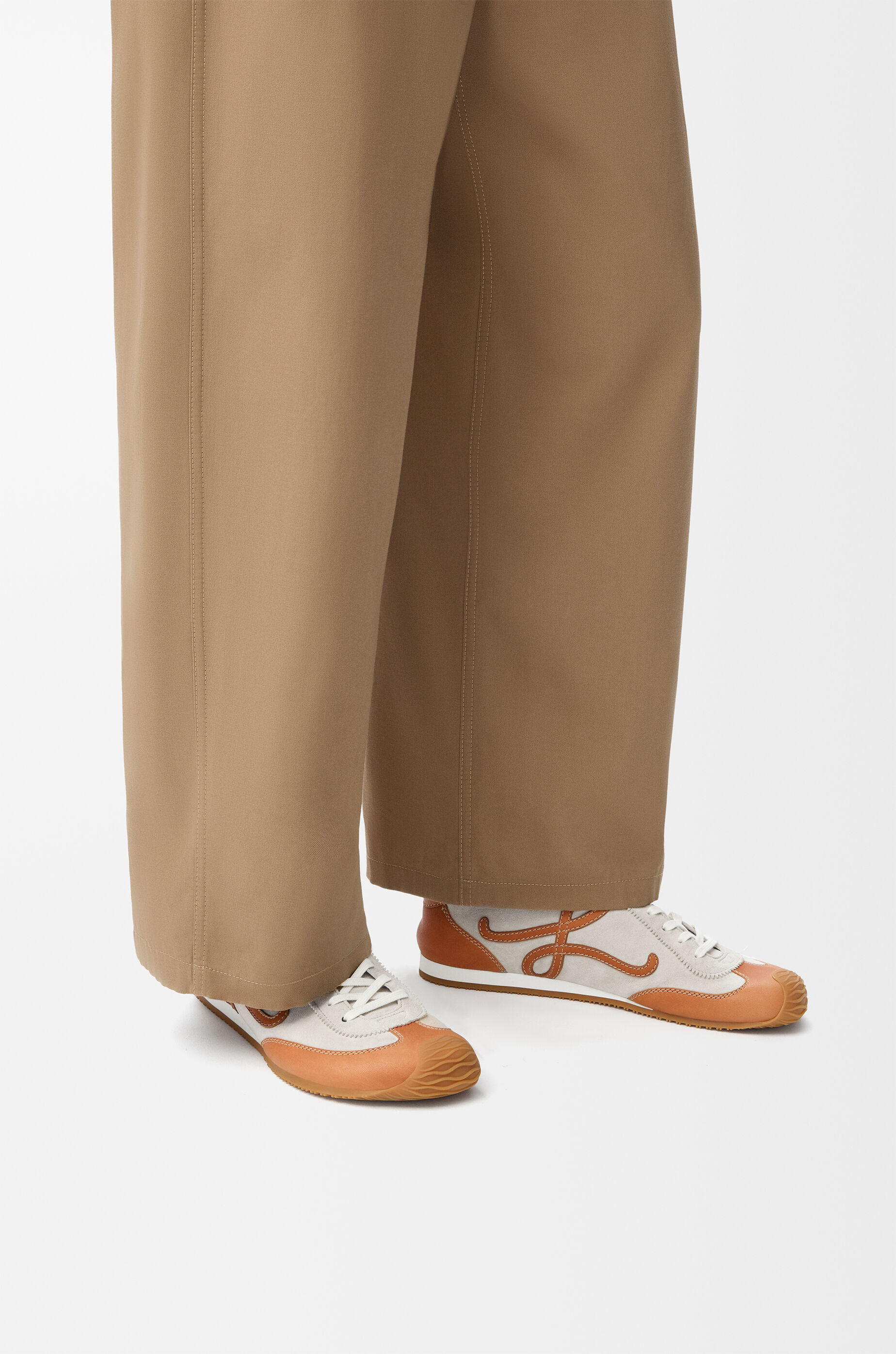 LOEWE Ballet Runner 2.0 unlined in deerskin and vegetable-tanned calfskin Soft White/Tan