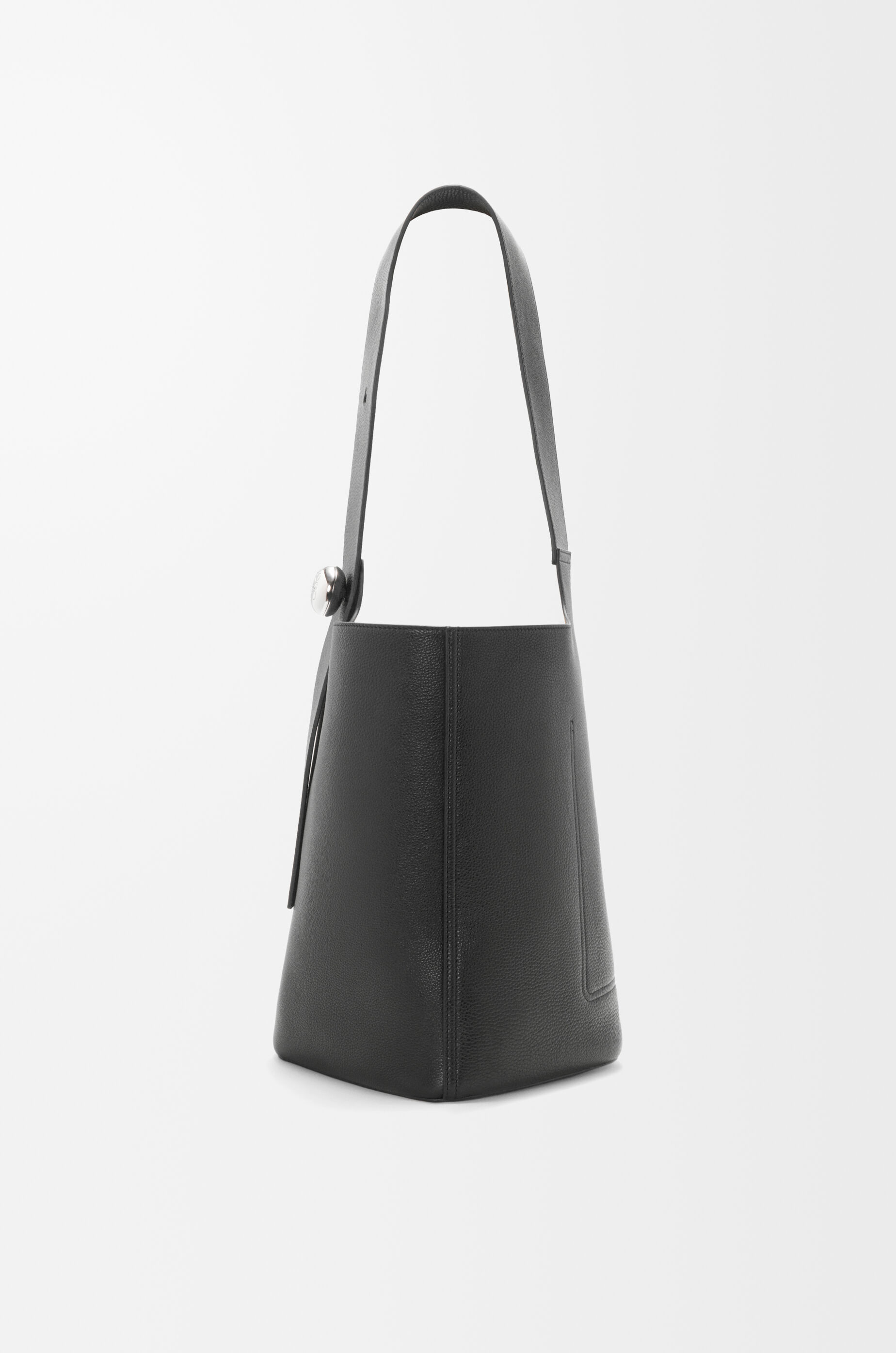 LOEWE Large Pebble bucket in supple grained calfskin Black