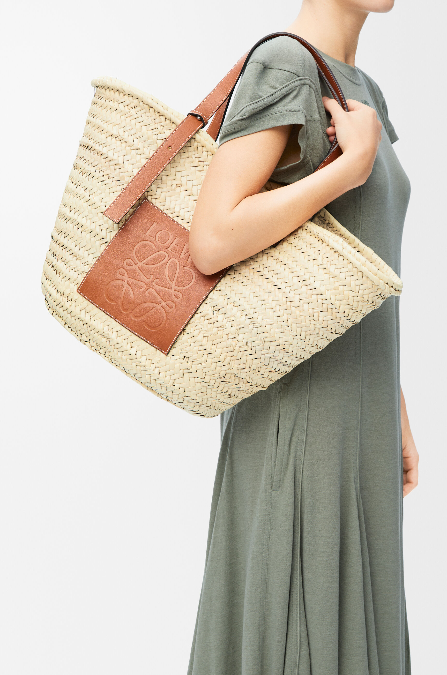 LOEWE Large Classic Basket in palm leaf and calfskin Natural/Tan