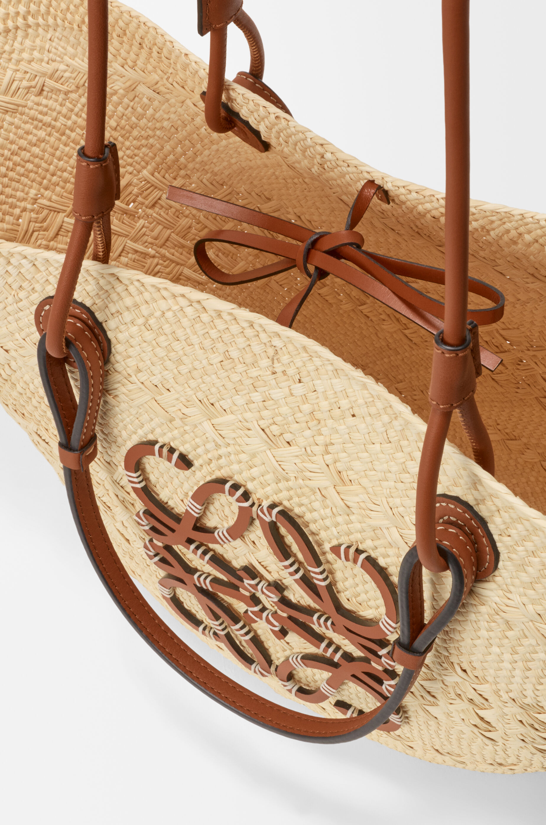 LOEWE Medium Anagram Basket bag in iraca palm and calfskin Natural/Tan