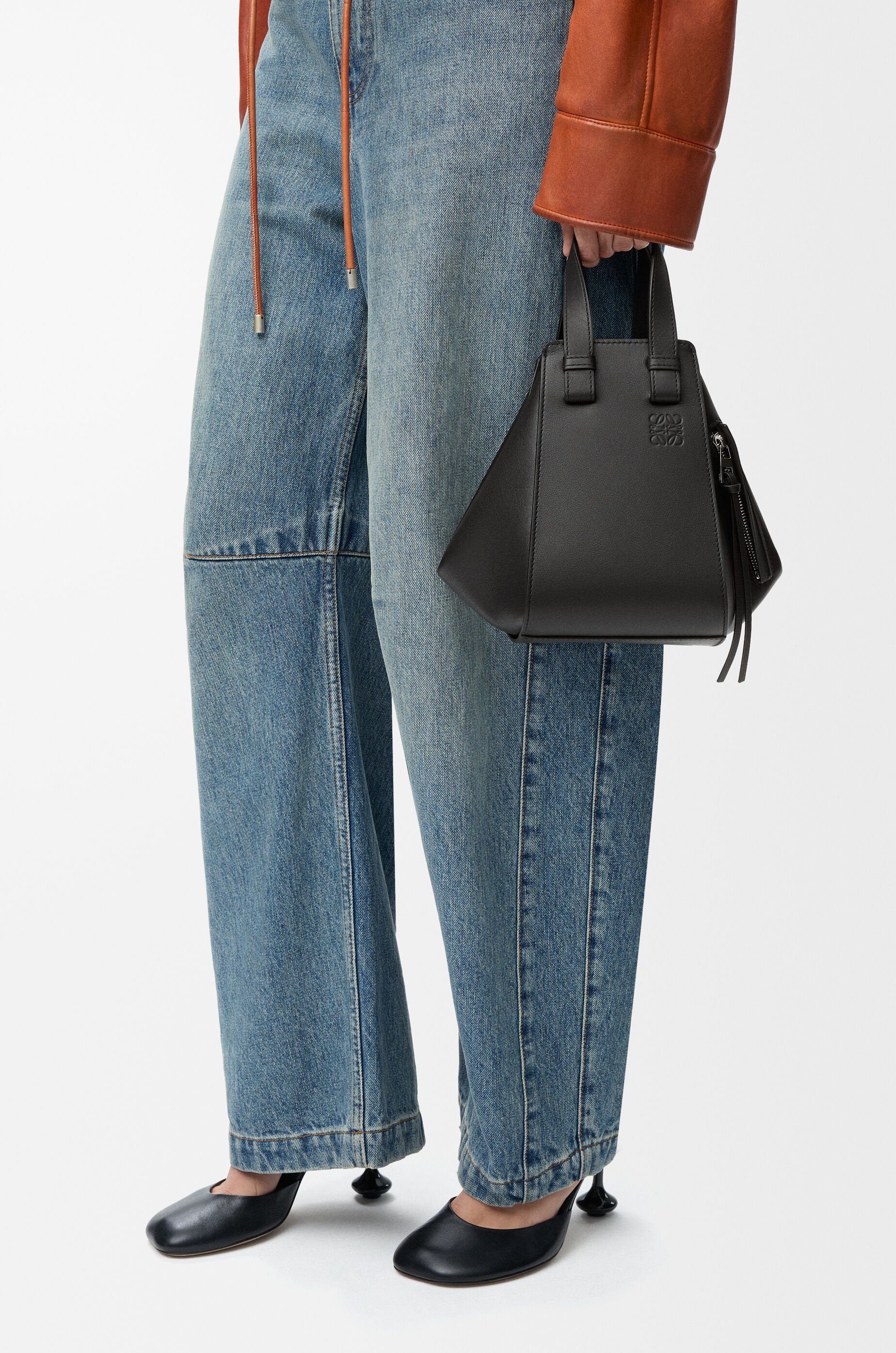 LOEWE Compact Hammock bag in classic calfskin Black