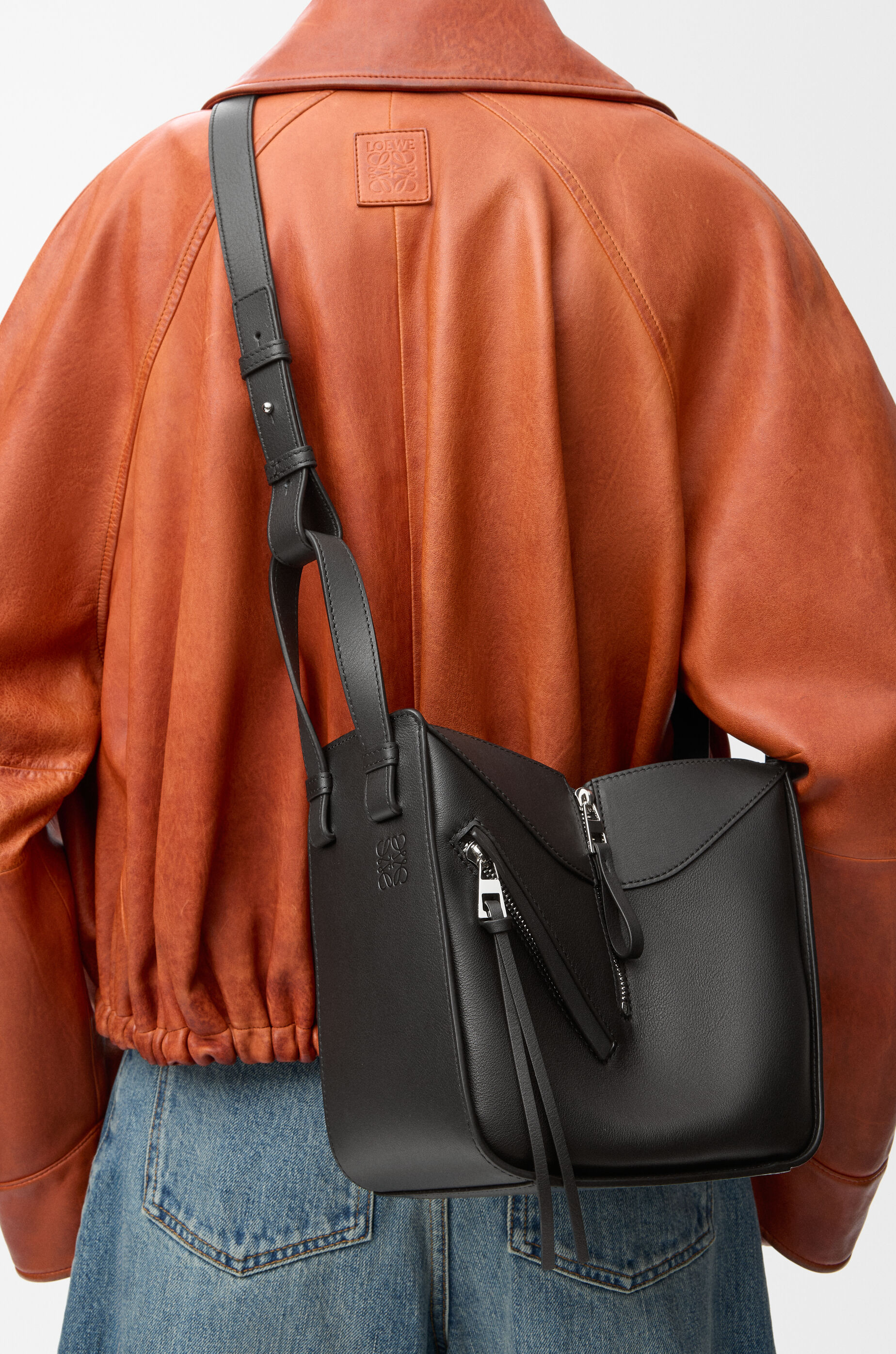 LOEWE Compact Hammock bag in classic calfskin Black