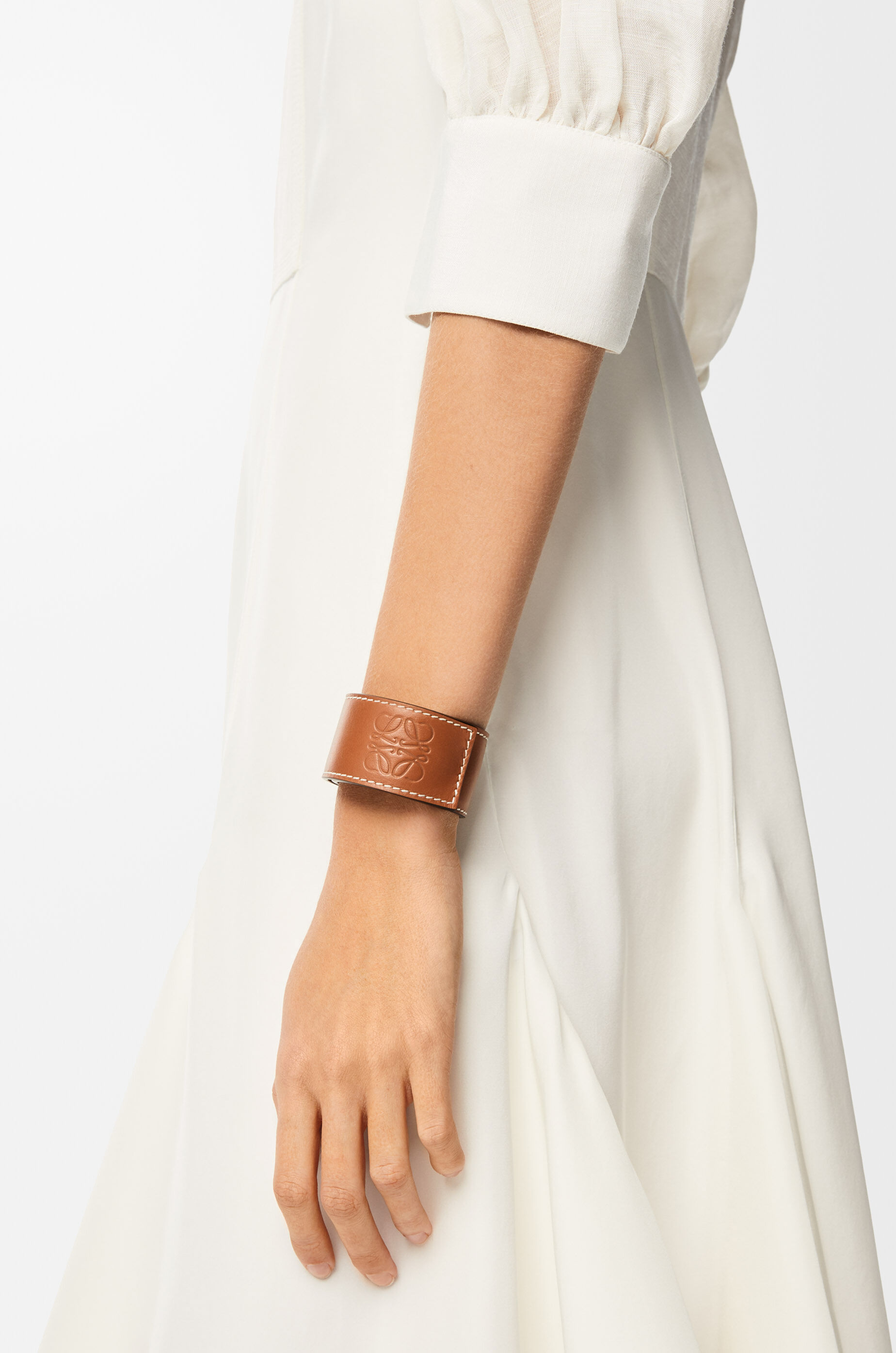 LOEWE Slap bracelet in calfskin Tan