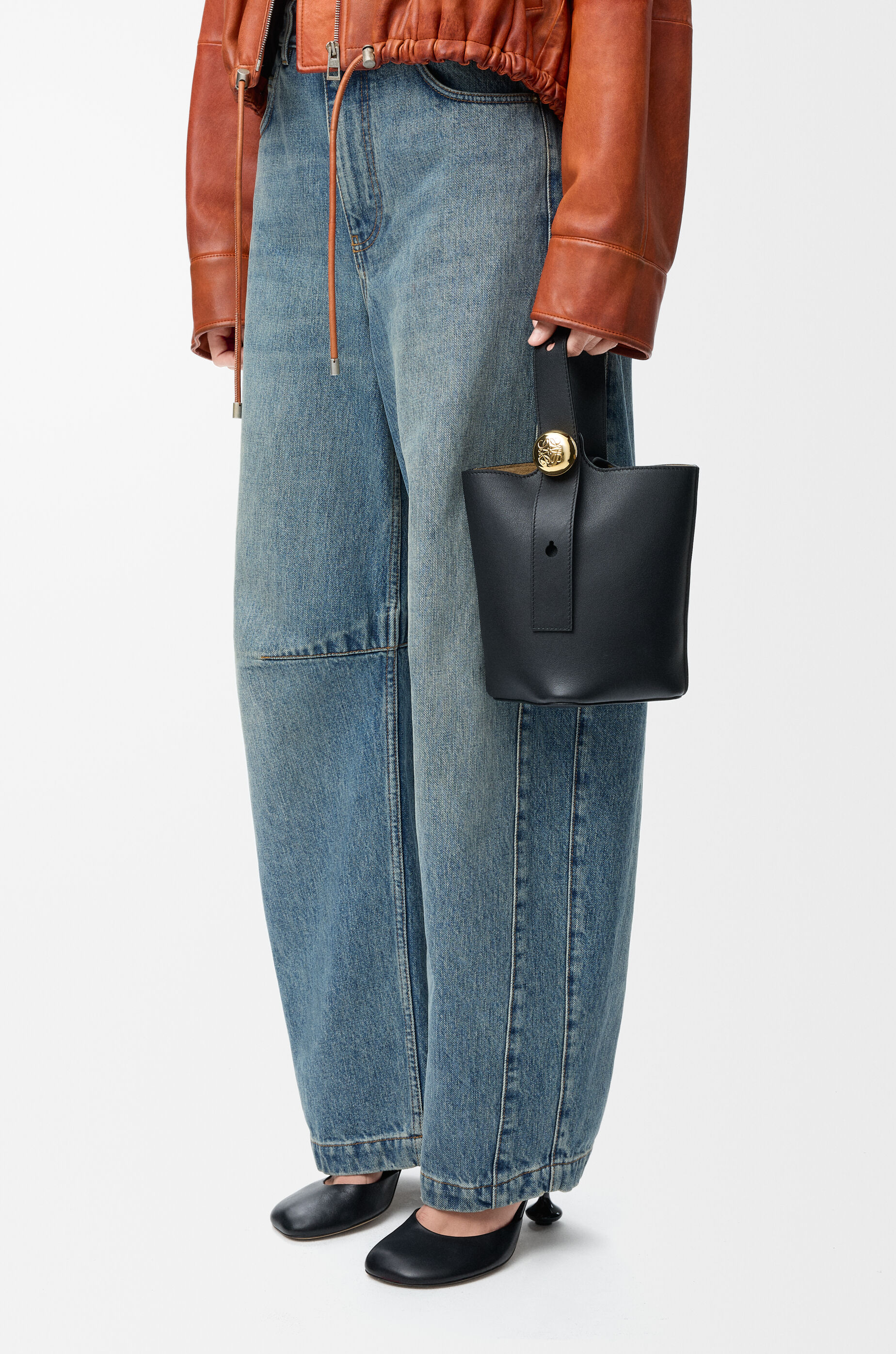 LOEWE Mini Pebble bucket in smooth calfskin Black