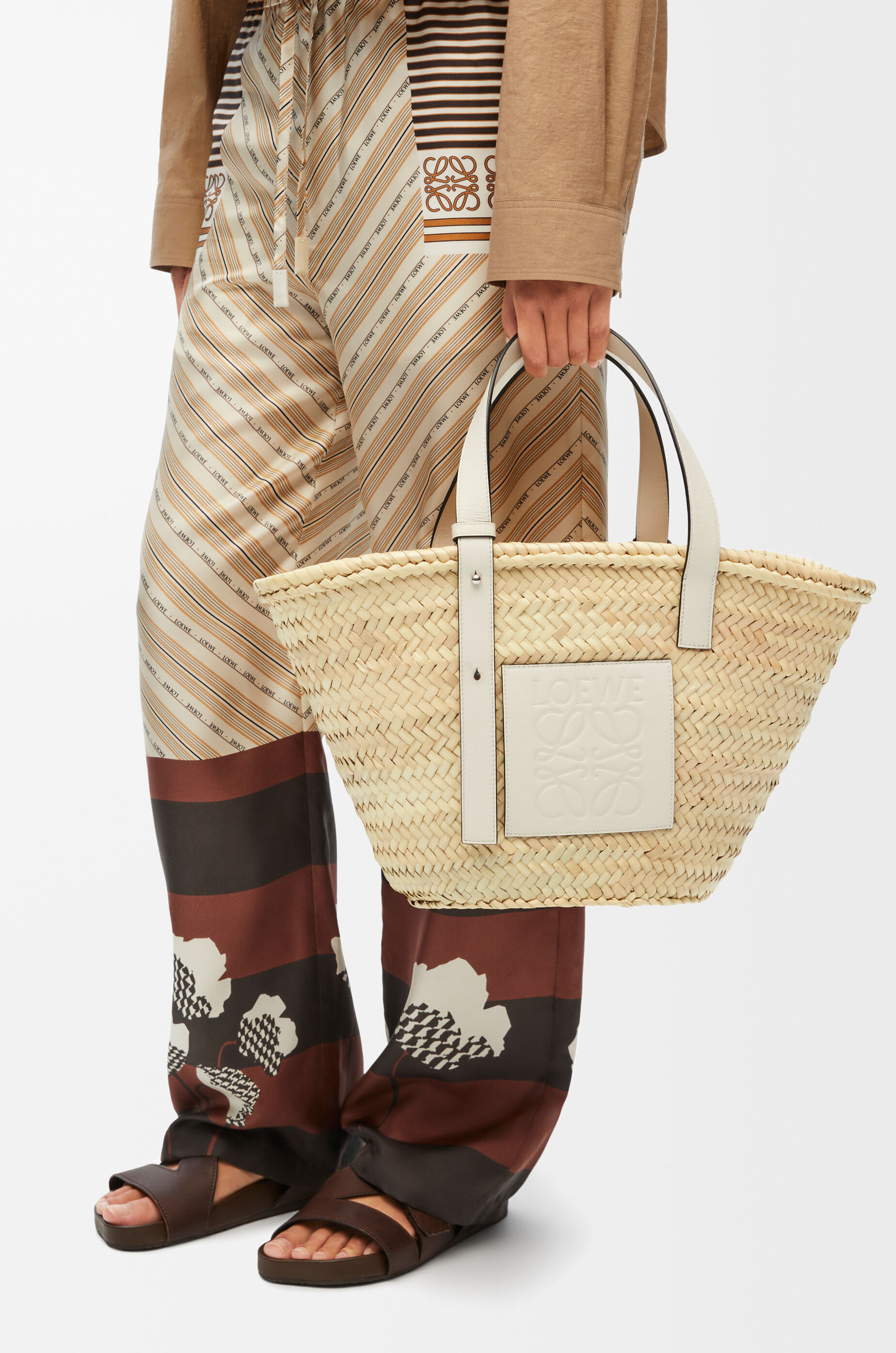 LOEWE Basket bag in palm leaf and calfskin Natural/White