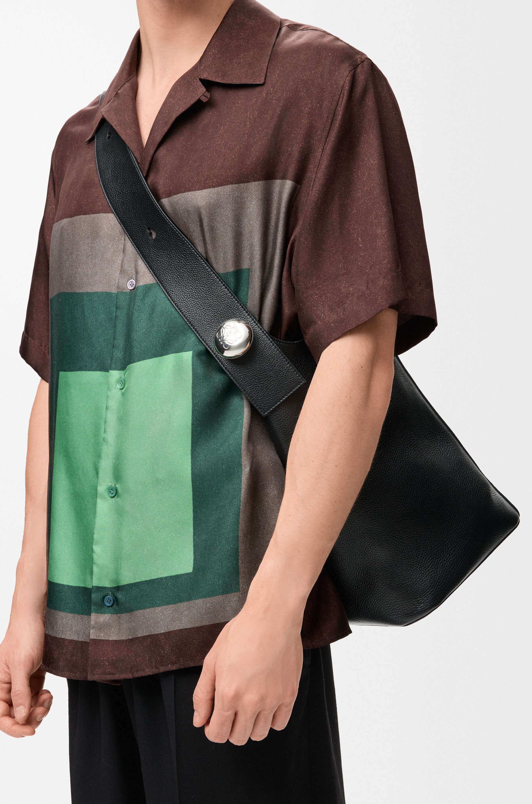 LOEWE Large Pebble bucket in supple grained calfskin Black